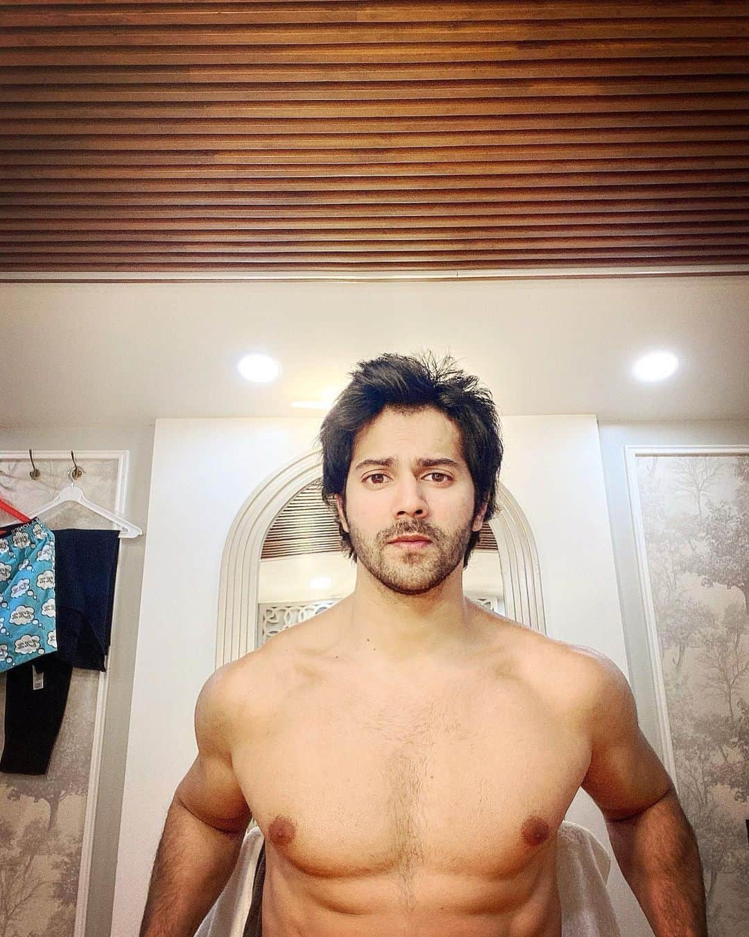Varun Dhawanさんのインスタグラム写真 - (Varun DhawanInstagram)「NIGHT-SHIFT 🎥  Back to work and grateful to sit on this chair and get ready to become a new character.」11月26日 22時05分 - varundvn