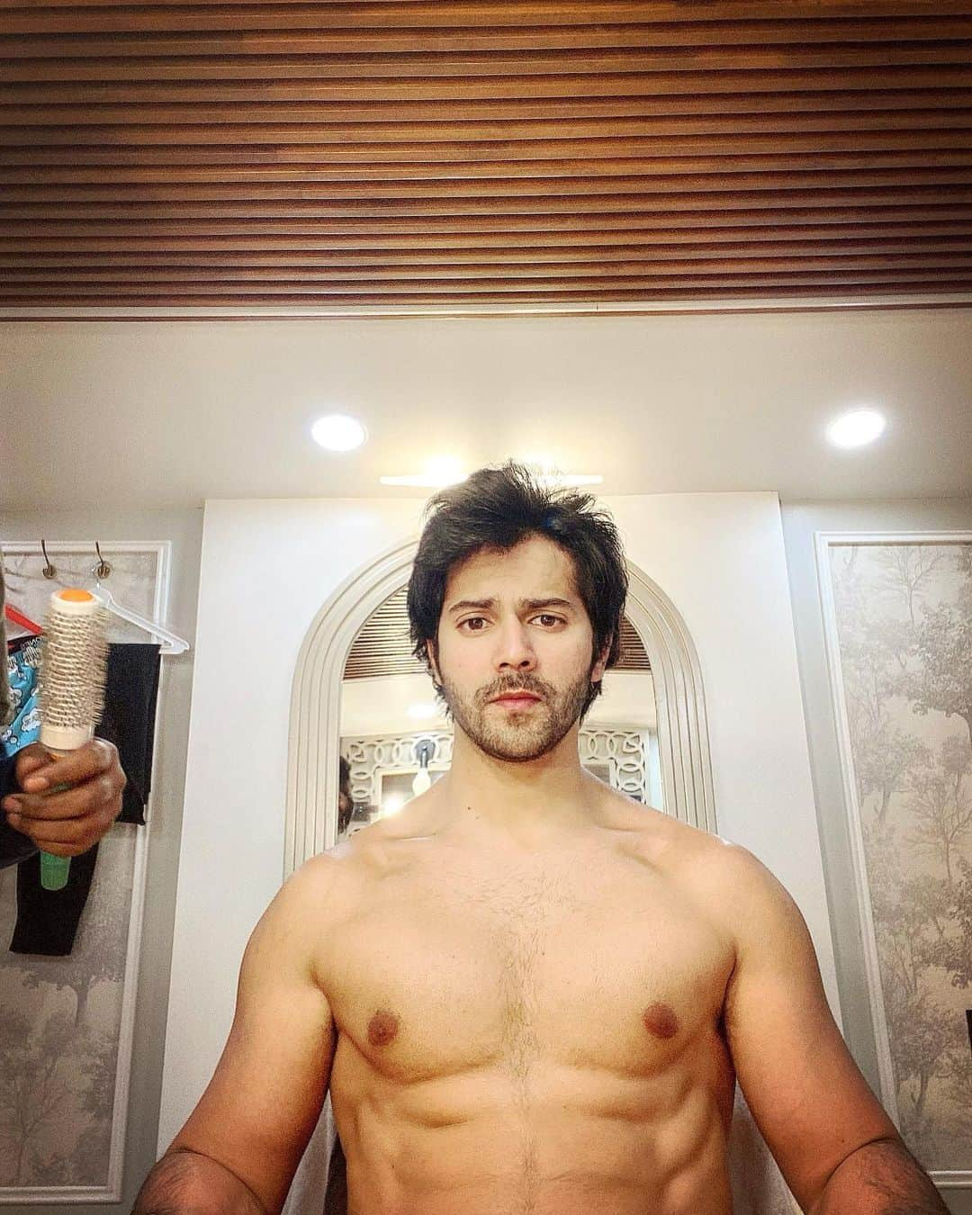 Varun Dhawanさんのインスタグラム写真 - (Varun DhawanInstagram)「NIGHT-SHIFT 🎥  Back to work and grateful to sit on this chair and get ready to become a new character.」11月26日 22時05分 - varundvn