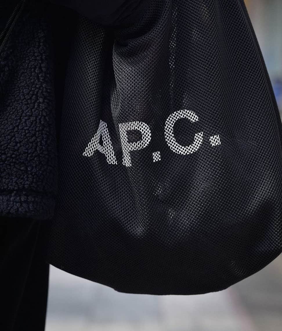 アーペーセーのインスタグラム：「A.P.C. F/W 2020⠀ ⠀ Rebound shopping bag made with polyester mesh canvas with A.P.C. logo can be carried by hand or on shoulder. Available in black and fluorescent yellow.⠀ ⠀ Available in stores and at apc.fr⠀ ⠀ Regram @collect_myzk ⠀ ⠀ #APC #APCFW20 #APCaccessories #MyAPC」