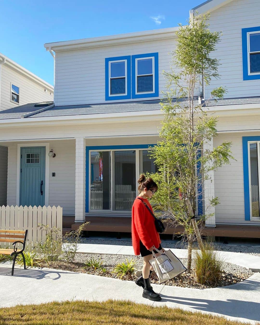 akiii031のインスタグラム：「西海岸スタイルのガーデニング付き分譲住宅を見学してきました🌴  空に映える白い外壁とワンポイントのブルーが可愛いすぎた💙🏠  雰囲気のあるお洒落なリビングからのウッドデッキも👌💕  住人だけが使用できる公園やいろんな形で使えるコモンハウスもあったよ👍💕  お家見学するの大好きで、だいたい毎回住みたくなる😂❤️ 載せきれなかったけどウォークインクローゼットも広かった！ これ大事👍  今キャンペーン中でWEBから来場予約するとアマゾンギフトカード3000円分がもらえるみたいです🌈(アンケート記入条件あり)  @asahigloval  #AD #アサヒグローバル  #ガーデンテラス四日市日永 #アサヒグローバル分譲住宅 #西海岸スタイル #ガーデニング付き分譲住宅 #コモンガーデン #コモンハウス #PR」