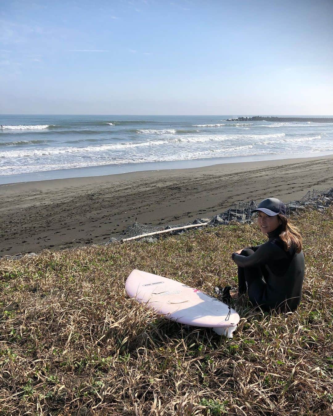 岡部亜紀のインスタグラム：「今日は、天気も良くて波乗り日和🏄‍♀️ #HOME #サンライズ #波乗り女子 @chp_surfers  @bewet_water_suits  @tools_surf_international」