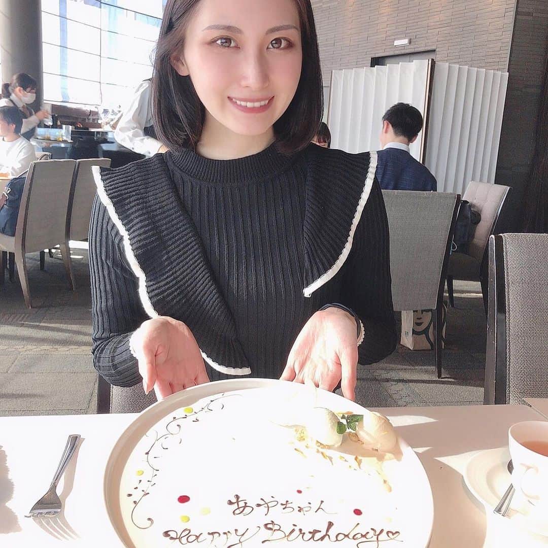 のインスタグラム：「りなちゃんに27歳の誕生日をお祝いしてもらっちゃいました💓💓 今年もありがとう😭😭  こんなにも話が合う人がいて幸せだよ〜 一生岐阜から出ないでね笑  #happybirthday#岐阜ランチ#おおのあや#大能彩」