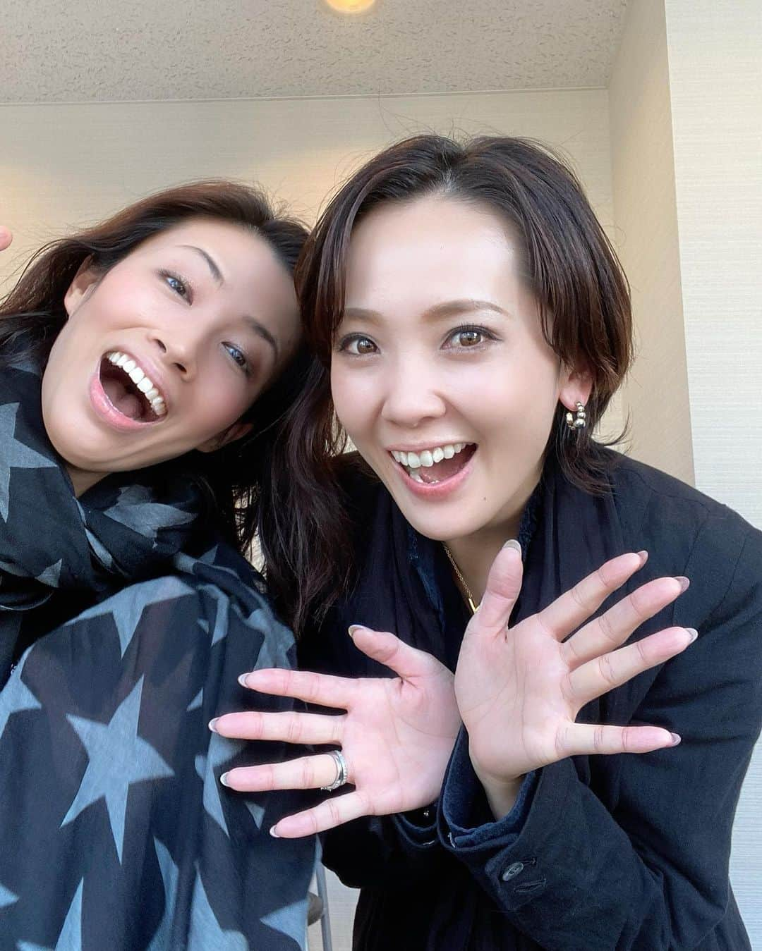 壱城あずささんのインスタグラム写真 - (壱城あずさInstagram)「.﻿ FM FUJI 壱城あずさの「ガッツだぜ！！」﻿ 11月29日(日)、12月6日（日）のゲストはまさこさんこと十輝いりすさん。﻿ まさこさんの優しさにどれだけのタカラジェンヌが救われたのだろう…﻿ いつも温かく平等な目で見てくださり真剣に悩みを聞いてくださり的確なアドバイスをくださる。﻿ 私にとって尊敬できるとても大切な方です！！﻿ そんなまさこさんと現役中の話から来年の抱負まで盛り沢山お話しさせていただきましたので皆様是非聞いてください❤️❤️❤️﻿ ﻿ ▶︎山梨県以外からの方は［radikoプレミアム］でお聞きいただけます。﻿ ﻿ #fmfuji﻿ #ラジオ﻿ #radiko﻿ #星組﻿ #十輝いりす さん﻿ #壱城あずさ﻿ #しーらん﻿」11月26日 22時09分 - shiiran1012