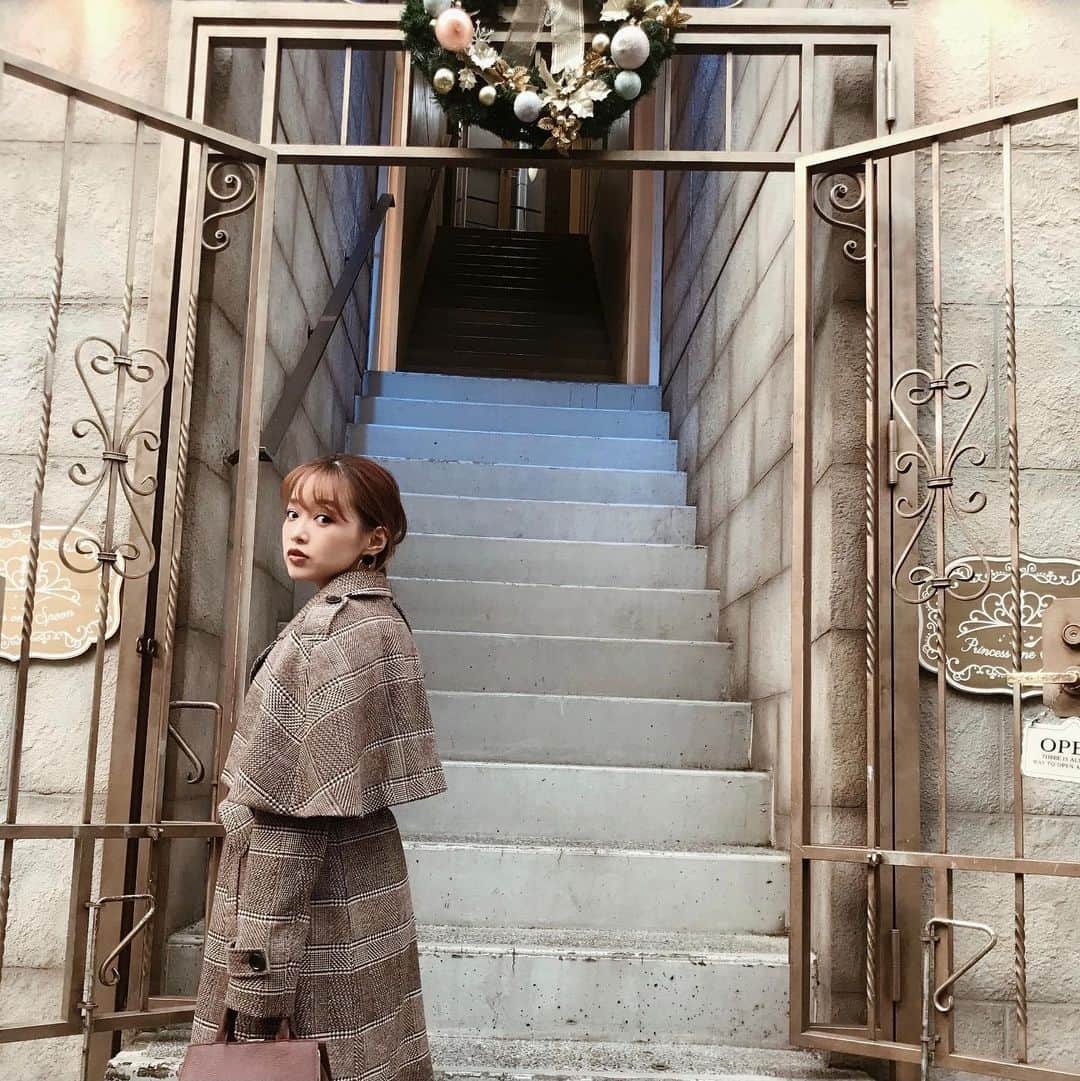 村崎英絵のインスタグラム：「いよいよ！明日！11/27〜30の4日間💗💗 みんなと全力で楽しむぞー！ 本当にみんなに会えるのがとても楽しみすぎてしょうがない🥺💗 今日、眠れるかなぁ？笑😳 今のところ28日と29日が12時〜15時までが少し余裕があるのでちょっと長くお話し出来るかもです！！ ㅤㅤㅤㅤㅤ  タイミングによってお待たせしてしまう事もあるかもしれませんが必ず全員とお話や写真を撮りたいのでご協力お願いします🥺💗 ㅤㅤㅤㅤㅤ また、イベントなどちょこちょこアップしていきますね💗 ㅤㅤㅤㅤㅤ ご来店できない方にも 最終日は一緒にイベントを楽しめる企画を 考えていますのでお楽しみにしていてくださいね💗 ㅤㅤㅤㅤㅤ ㅤㅤㅤㅤㅤ  #チェックコート #アップヘア #クリスマスコーデ #ロングコート #パンツスタイル  #低身長コーデ #低身長ファッション #おちびコーデ ㅤㅤㅤㅤㅤ ㅤㅤㅤㅤㅤ」