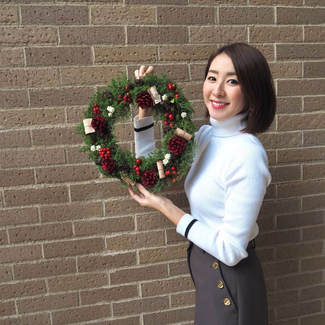 杉下理世のインスタグラム：「今日は午後からリースの撮影をしていました…✩ 撮影中に、可愛いですね！購入したいです！と話しかけて頂いてすごく嬉しかった🙈💕 私も12月になったら玄関に飾ろ…❤️  #クリスマスリース #もうすぐクリスマス #リース #クリスマスデコレーション #christmasdecorations #christmaswreath #christmasdecor #christmaspresent #merrychristmas」