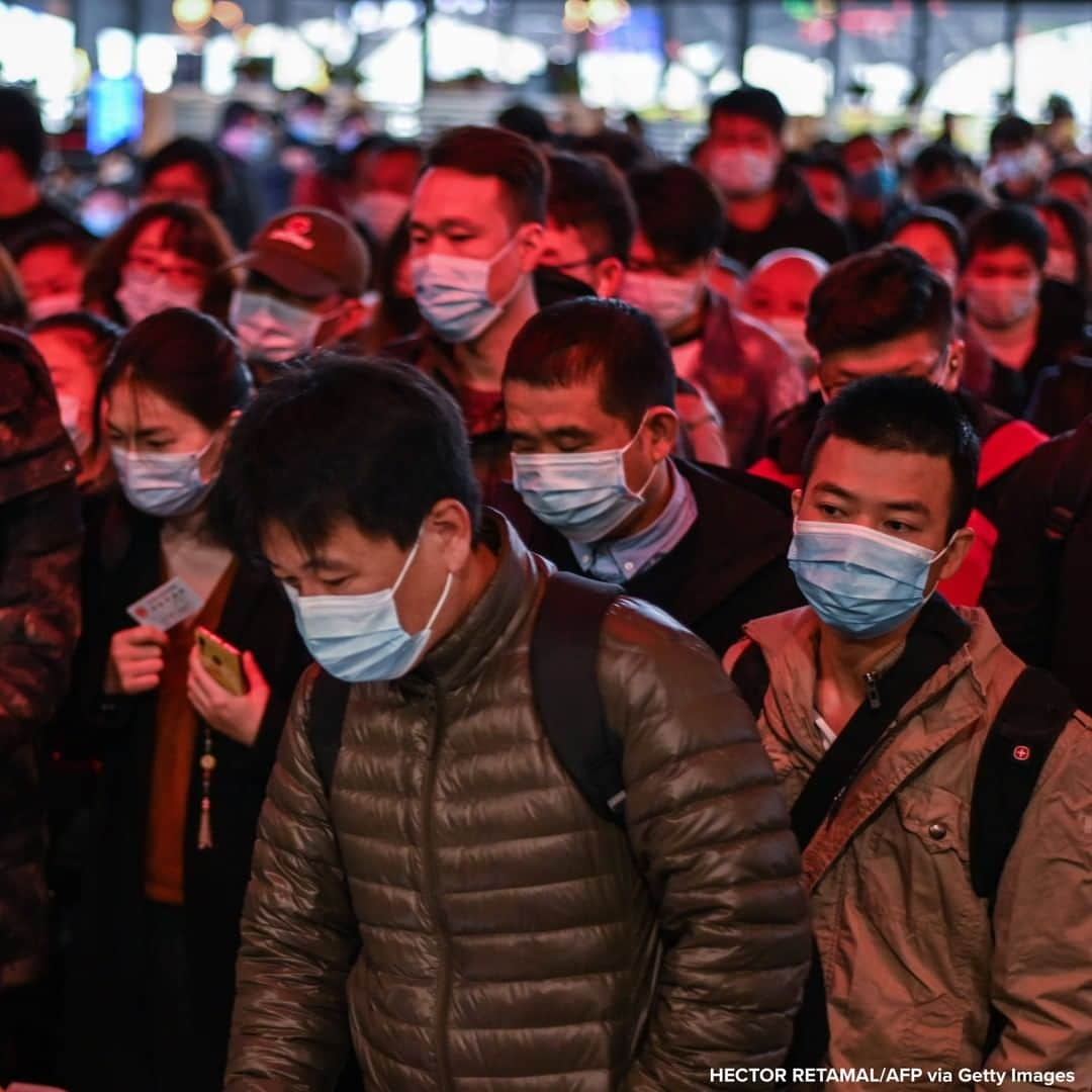 ABC Newsさんのインスタグラム写真 - (ABC NewsInstagram)「Passengers wearing face masks walk to their train at Wuhan railway station in China. #wuhan #china #facemasks」11月26日 22時13分 - abcnews