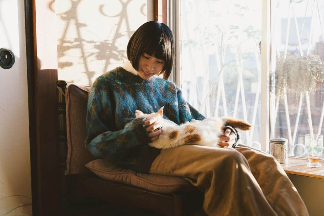 キクチユウジのインスタグラム：「photo:SHIORI BANJO . . . . #キクチユウジ #uniqlo #uniqlou #ユニクロ感謝祭 #プラスj #plusj #ポートレート #portrait #nikesacai #メンズファッション #メンズヘア #メンズカット #スニーカー #パーカーコーデ #パーカー #サロンモデル #ヘアカラートレンド #マッシュショート #マッシュウルフ #マッシュボブ #ボブ #ボブアレンジ #センターパート #アッシュカラー #透明感カラー #猫 #猫のいる暮らし #猫好き」