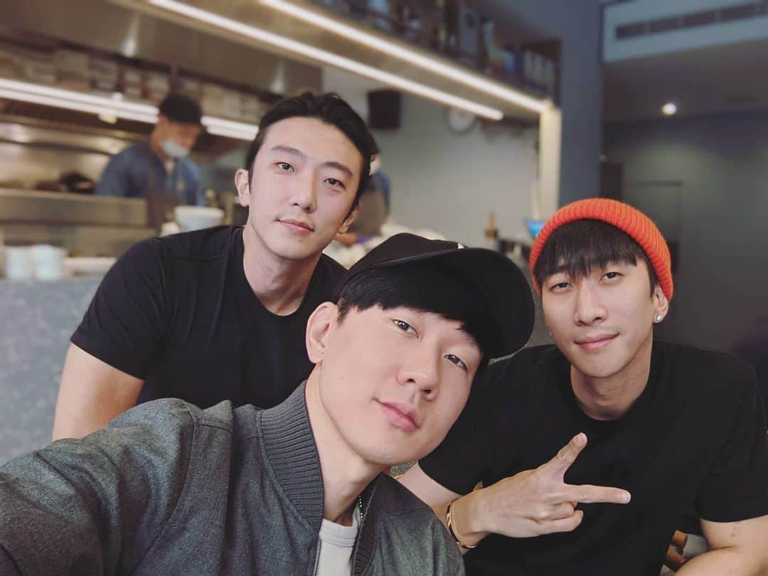 林俊傑のインスタグラム：「Happy Thanksgiving world! 感恩節快樂！感謝一直以來的陪伴，感恩我們每天可以呼吸新鮮空氣, 可以晒晒溫暖的太陽！  #happythanksgiving」
