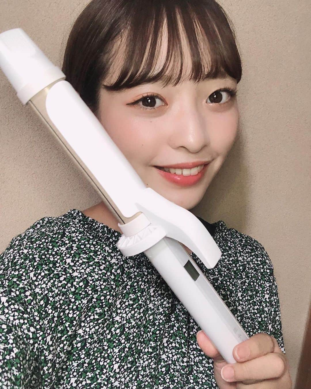 近藤佳穂のインスタグラム：「この度、株式会社KINUJO様からヘアアイロンを頂きました🌟  カールヘアアイロンなので、素敵なヘアスタイルになれます🥰  これから出かけるのが楽しくなりそうです！！  #KINUJO #絹女」