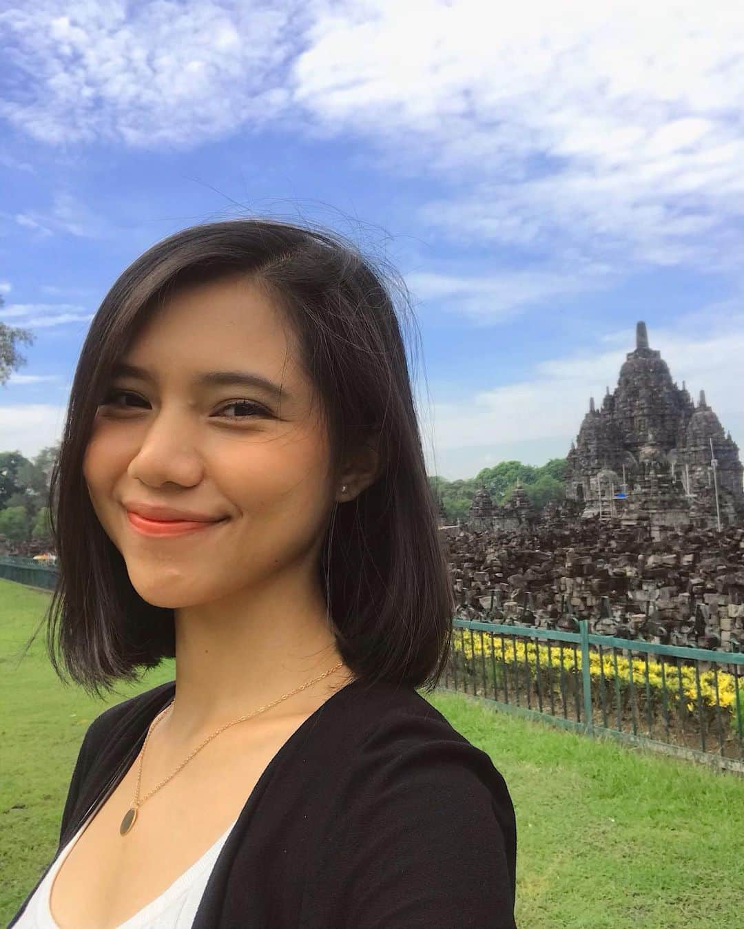 ジェニファー・ラヘル・ナタシャのインスタグラム：「Terakhir ke Jogja bulan Februari lalu, sebelum pandemi dan belum diharuskan pake masker kemana-mana. Tapi walaupun sekarang kalo jalan-jalan udah beda bgt harus pake masker, selalu cuci tangan dan cek suhu badan sebelum masuk tempat wisata & restoran dan ikutin semua protokol kesehatan yang ada tapi indahnya senyum manisku tetep sama kok 🙄😂✌🏼 Alias indahnya tempat2 wisata di Indonesia tetap sama kok 👍🏼💙 📍Candi Sewu @indtravel @pesonaid_travel @roybw  @setiadidarmawan  @tony_pratama  @erwinoctavianto  #DiIndonesiaAja #WonderfulIndonesia」