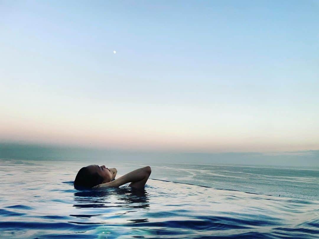 エリイ のインスタグラム：「🌕🌓 去年の今日も同じ場所に。」