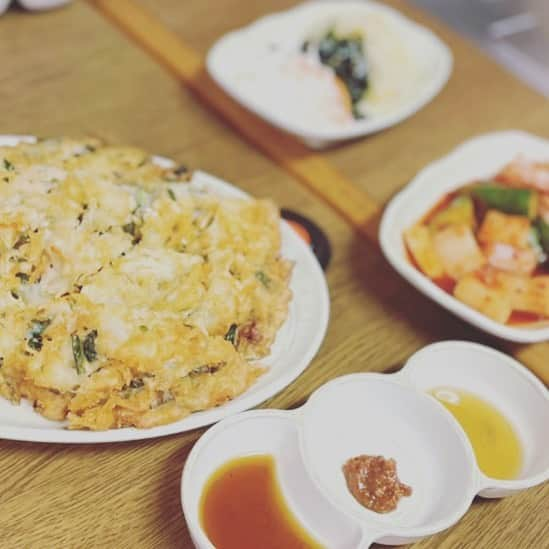 松川浩子さんのインスタグラム写真 - (松川浩子Instagram)「ここしばらく 韓国料理気分な私。  近くに韓国料理のお惣菜屋さんもできて もっぱらキムチやナムルが 食卓に並ぶようになりました。  他にも K-POP、韓国ドラマ、韓国コスメ 色んなものが気になる今 韓国には遊びには行けないけど 少し行った気分になれるような お時間を 皆さんと共有したいと思っています😛🌟  来週12月1日火曜日 夜20時〜 MBSラジオYouTubeチャンネルにて 「韓国学ばナイト」生配信です🌟  https://youtu.be/gpnW7ZlZYzQ  ソジュ片手に ご参加下さい〜❣️  #韓国学ばナイト#mbsラジオ #youtubeチャンネル #韓国#韓国コスメ#韓国グルメ#韓国ドラマ#kpop#藤林温子 #山崎香佳 #松川浩子」11月26日 22時26分 - hiroko_matsukawambs