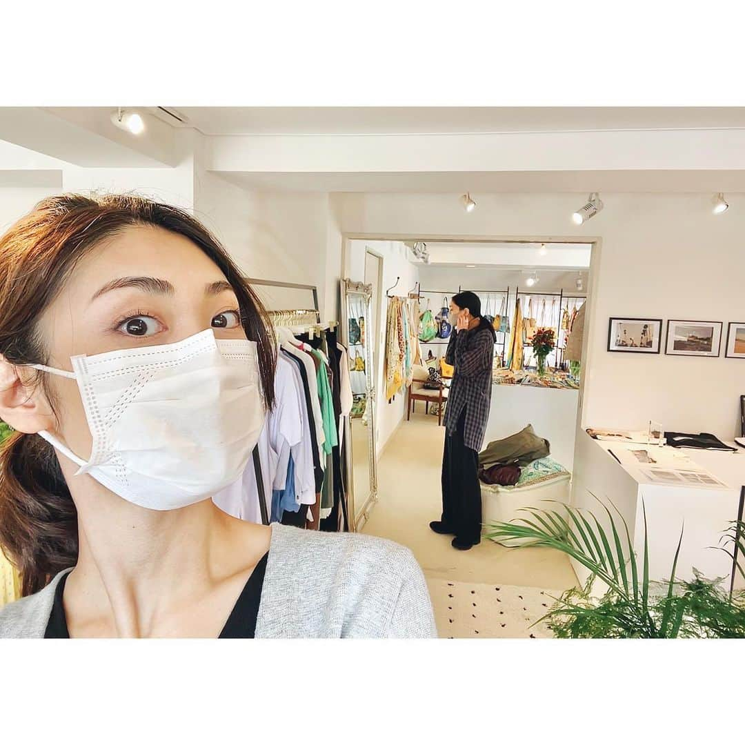 加藤侑紀さんのインスタグラム写真 - (加藤侑紀Instagram)「Hanaちゃんに @flappers_jp さんの展示会に連れて行って貰ったよ😊盗撮2ショット（笑） 見たらランチ行こうとか言ってたのに、ご飯どうでもいいくらい楽しくて三時間半かけて爆買いしてしまった🤭❣️ ・ 和模特兒朋友 @atakahana 去flappers展示會😊忘記拍合照還好我有偷拍到～ 本來說好看一下下再去吃午餐，我們購物太興奮待了三個半小時沒有午餐可吃了🤭❣️ ・ ・ #flappers さん#展示会 #ticca #展示會 #爆買 # #無我夢中 #あー幸せ❤️ #太幸福  #購物日 #shoppingday🛍 #お買い物デー」11月26日 22時27分 - youki_katoo