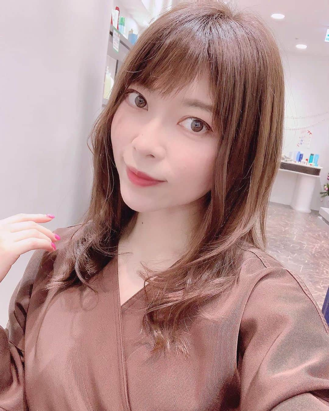 DJ MIYAさんのインスタグラム写真 - (DJ MIYAInstagram)「きゃっほーぉ❤️にゃん❤️❤️今日は、銀座の駅からすぐのHair Salon『TAYA & CO.GINZA 銀座本店』さんで、カラーリングと超音波トリートメントしていただきました❤️(o^^o)  @taya_group_official @taya_co_GINZA_  『Edol』というカラー❤️グレージュ＋ベージュ　  担当してくださったのは、店長の白鳥さんです♪  カラーリングと、超音波トリートメントと庄田さんがご丁寧に施術してくださって、みるみるうちに髪がトゥルントゥルンに変化していってとても嬉しい〜！！❤️❤️  『Care Pro』ってゆう超音波トリートメント！これ凄いのー！ヘアアイロンみたいなんだけど、ここから超音波が出ていて、髪がどんどんちゅる〜ってなるみたい♪🌈  店長の白鳥さんに仕上げに巻き髪にしてもらい、まるで自分じゃないみたいにエレガントにしていただいて感動ぅぅー❤️  TAYA& CO.GINZAさんのサロンの雰囲気も、luxuryでさすが銀座の一等地にある美容室といった感じで接客も素晴らしかったです♪💗  髪が生まれ変わって、感動ぅぅーの日でしたぁぁ❤️❤️  皆さんもぜひ行ってみてね🎀  どうもありがとうございました(o^^o)  #ヘアサロンTAYA #TAYACOGINZA  #白鳥陽介　 #tayaのサロン体験 #TAYAの美しいカラーリング #taya仕上がりに満足 #美容室好き #美容DAY #美容室 #銀座美容室 #銀座ヘアサロン #銀座 #GINZAHairSalon #ヘアサロン #カラーリング #美容好き #ヘアサロン好き #旅インスタグラマー #旅インフルエンサー #グルメインフルエンサー #今日のコーデ #ファッション好き #今日のメイク #メイク好き #インスタグラマー #インフルエンサー #美容ブロガー #ファッショニスタ」11月26日 22時29分 - dj_miya