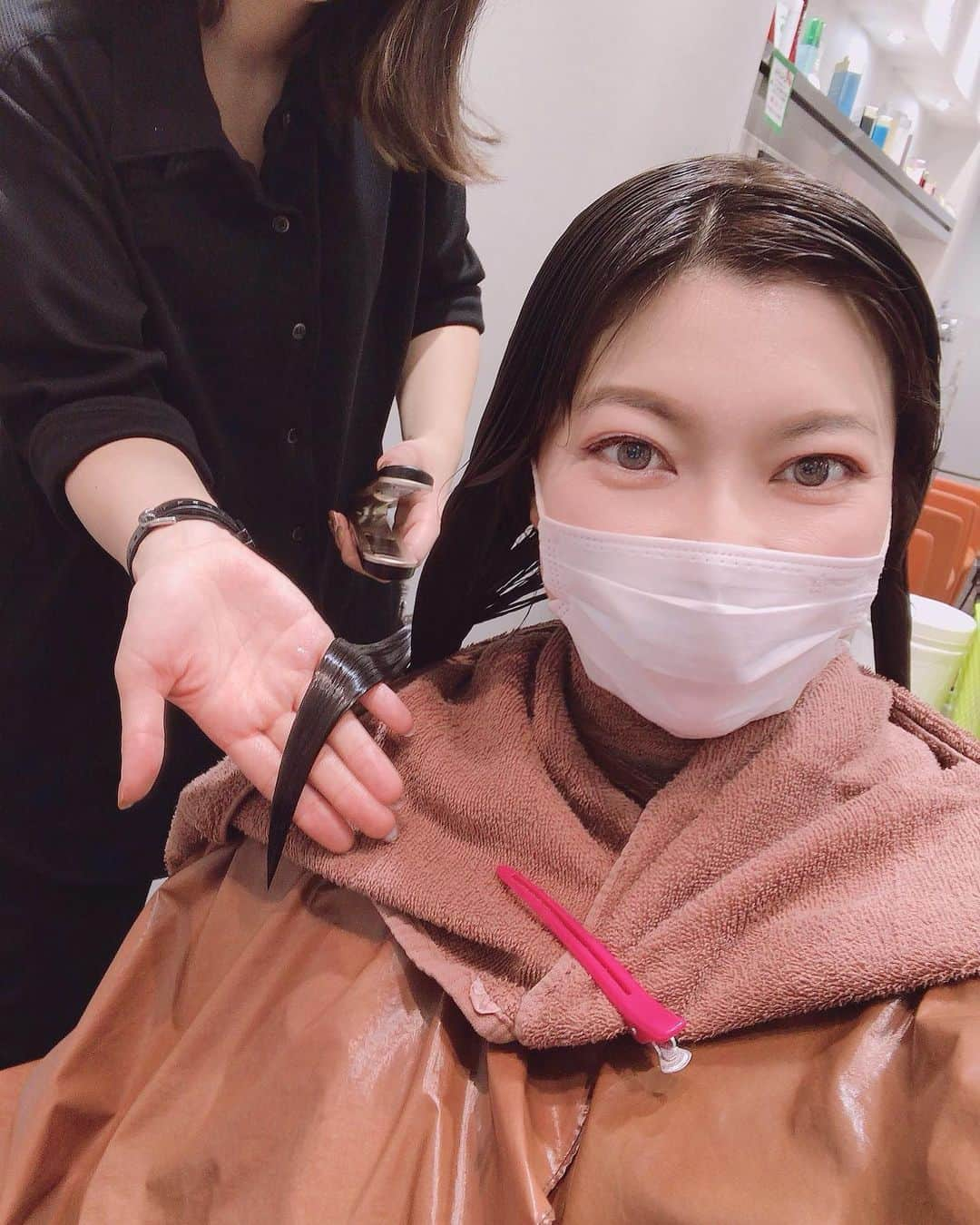 DJ MIYAさんのインスタグラム写真 - (DJ MIYAInstagram)「きゃっほーぉ❤️にゃん❤️❤️今日は、銀座の駅からすぐのHair Salon『TAYA & CO.GINZA 銀座本店』さんで、カラーリングと超音波トリートメントしていただきました❤️(o^^o)  @taya_group_official @taya_co_GINZA_  『Edol』というカラー❤️グレージュ＋ベージュ　  担当してくださったのは、店長の白鳥さんです♪  カラーリングと、超音波トリートメントと庄田さんがご丁寧に施術してくださって、みるみるうちに髪がトゥルントゥルンに変化していってとても嬉しい〜！！❤️❤️  『Care Pro』ってゆう超音波トリートメント！これ凄いのー！ヘアアイロンみたいなんだけど、ここから超音波が出ていて、髪がどんどんちゅる〜ってなるみたい♪🌈  店長の白鳥さんに仕上げに巻き髪にしてもらい、まるで自分じゃないみたいにエレガントにしていただいて感動ぅぅー❤️  TAYA& CO.GINZAさんのサロンの雰囲気も、luxuryでさすが銀座の一等地にある美容室といった感じで接客も素晴らしかったです♪💗  髪が生まれ変わって、感動ぅぅーの日でしたぁぁ❤️❤️  皆さんもぜひ行ってみてね🎀  どうもありがとうございました(o^^o)  #ヘアサロンTAYA #TAYACOGINZA  #白鳥陽介　 #tayaのサロン体験 #TAYAの美しいカラーリング #taya仕上がりに満足 #美容室好き #美容DAY #美容室 #銀座美容室 #銀座ヘアサロン #銀座 #GINZAHairSalon #ヘアサロン #カラーリング #美容好き #ヘアサロン好き #旅インスタグラマー #旅インフルエンサー #グルメインフルエンサー #今日のコーデ #ファッション好き #今日のメイク #メイク好き #インスタグラマー #インフルエンサー #美容ブロガー #ファッショニスタ」11月26日 22時29分 - dj_miya