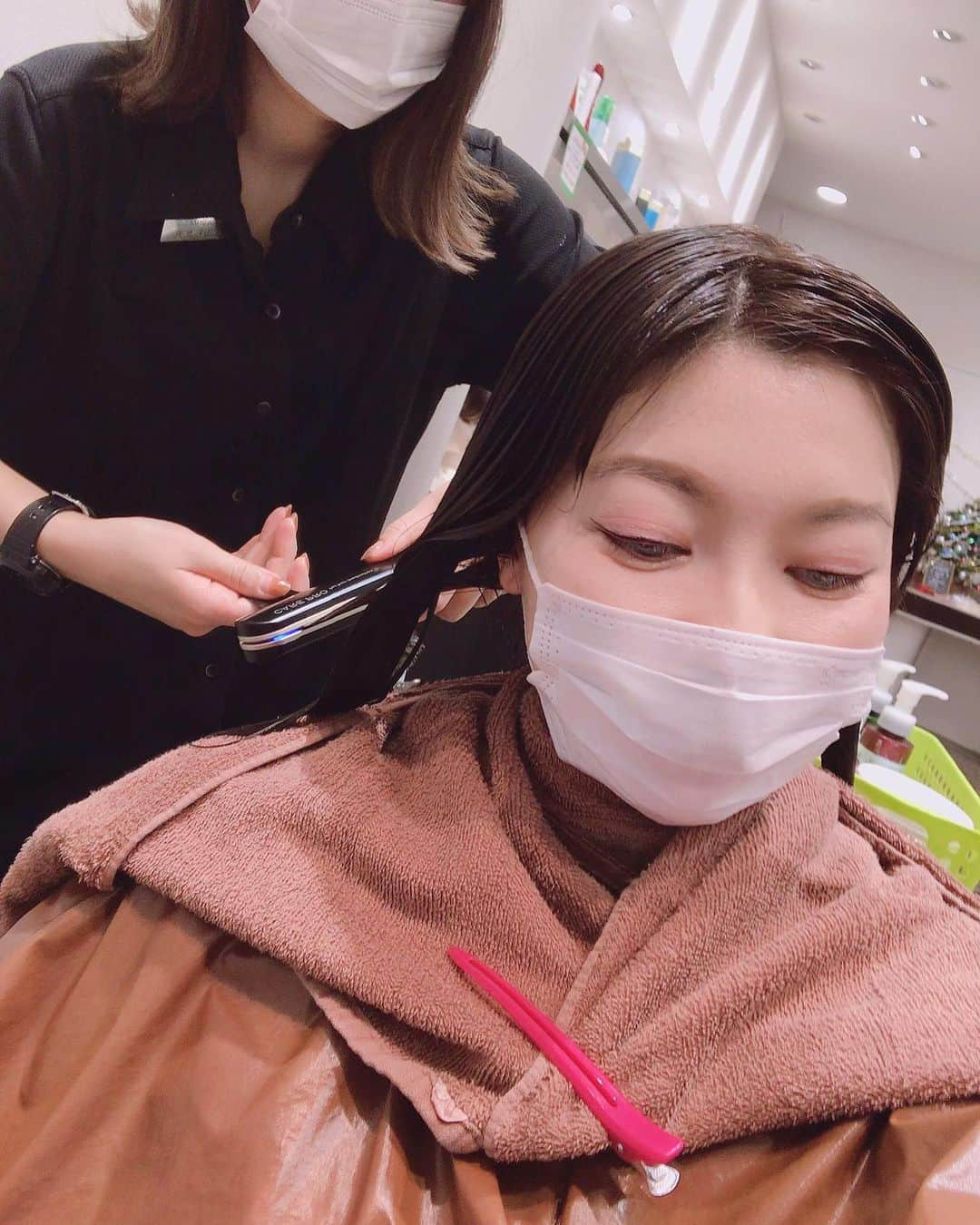 DJ MIYAさんのインスタグラム写真 - (DJ MIYAInstagram)「きゃっほーぉ❤️にゃん❤️❤️今日は、銀座の駅からすぐのHair Salon『TAYA & CO.GINZA 銀座本店』さんで、カラーリングと超音波トリートメントしていただきました❤️(o^^o)  @taya_group_official @taya_co_GINZA_  『Edol』というカラー❤️グレージュ＋ベージュ　  担当してくださったのは、店長の白鳥さんです♪  カラーリングと、超音波トリートメントと庄田さんがご丁寧に施術してくださって、みるみるうちに髪がトゥルントゥルンに変化していってとても嬉しい〜！！❤️❤️  『Care Pro』ってゆう超音波トリートメント！これ凄いのー！ヘアアイロンみたいなんだけど、ここから超音波が出ていて、髪がどんどんちゅる〜ってなるみたい♪🌈  店長の白鳥さんに仕上げに巻き髪にしてもらい、まるで自分じゃないみたいにエレガントにしていただいて感動ぅぅー❤️  TAYA& CO.GINZAさんのサロンの雰囲気も、luxuryでさすが銀座の一等地にある美容室といった感じで接客も素晴らしかったです♪💗  髪が生まれ変わって、感動ぅぅーの日でしたぁぁ❤️❤️  皆さんもぜひ行ってみてね🎀  どうもありがとうございました(o^^o)  #ヘアサロンTAYA #TAYACOGINZA  #白鳥陽介　 #tayaのサロン体験 #TAYAの美しいカラーリング #taya仕上がりに満足 #美容室好き #美容DAY #美容室 #銀座美容室 #銀座ヘアサロン #銀座 #GINZAHairSalon #ヘアサロン #カラーリング #美容好き #ヘアサロン好き #旅インスタグラマー #旅インフルエンサー #グルメインフルエンサー #今日のコーデ #ファッション好き #今日のメイク #メイク好き #インスタグラマー #インフルエンサー #美容ブロガー #ファッショニスタ」11月26日 22時29分 - dj_miya