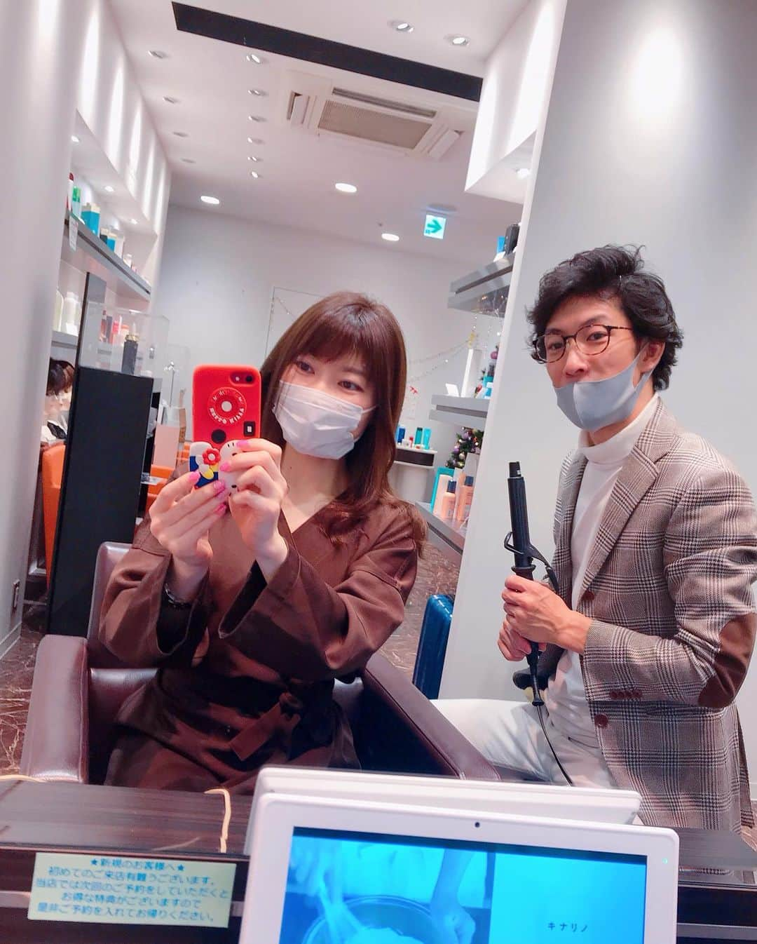 DJ MIYAさんのインスタグラム写真 - (DJ MIYAInstagram)「きゃっほーぉ❤️にゃん❤️❤️今日は、銀座の駅からすぐのHair Salon『TAYA & CO.GINZA 銀座本店』さんで、カラーリングと超音波トリートメントしていただきました❤️(o^^o)  @taya_group_official @taya_co_GINZA_  『Edol』というカラー❤️グレージュ＋ベージュ　  担当してくださったのは、店長の白鳥さんです♪  カラーリングと、超音波トリートメントと庄田さんがご丁寧に施術してくださって、みるみるうちに髪がトゥルントゥルンに変化していってとても嬉しい〜！！❤️❤️  『Care Pro』ってゆう超音波トリートメント！これ凄いのー！ヘアアイロンみたいなんだけど、ここから超音波が出ていて、髪がどんどんちゅる〜ってなるみたい♪🌈  店長の白鳥さんに仕上げに巻き髪にしてもらい、まるで自分じゃないみたいにエレガントにしていただいて感動ぅぅー❤️  TAYA& CO.GINZAさんのサロンの雰囲気も、luxuryでさすが銀座の一等地にある美容室といった感じで接客も素晴らしかったです♪💗  髪が生まれ変わって、感動ぅぅーの日でしたぁぁ❤️❤️  皆さんもぜひ行ってみてね🎀  どうもありがとうございました(o^^o)  #ヘアサロンTAYA #TAYACOGINZA  #白鳥陽介　 #tayaのサロン体験 #TAYAの美しいカラーリング #taya仕上がりに満足 #美容室好き #美容DAY #美容室 #銀座美容室 #銀座ヘアサロン #銀座 #GINZAHairSalon #ヘアサロン #カラーリング #美容好き #ヘアサロン好き #旅インスタグラマー #旅インフルエンサー #グルメインフルエンサー #今日のコーデ #ファッション好き #今日のメイク #メイク好き #インスタグラマー #インフルエンサー #美容ブロガー #ファッショニスタ」11月26日 22時29分 - dj_miya