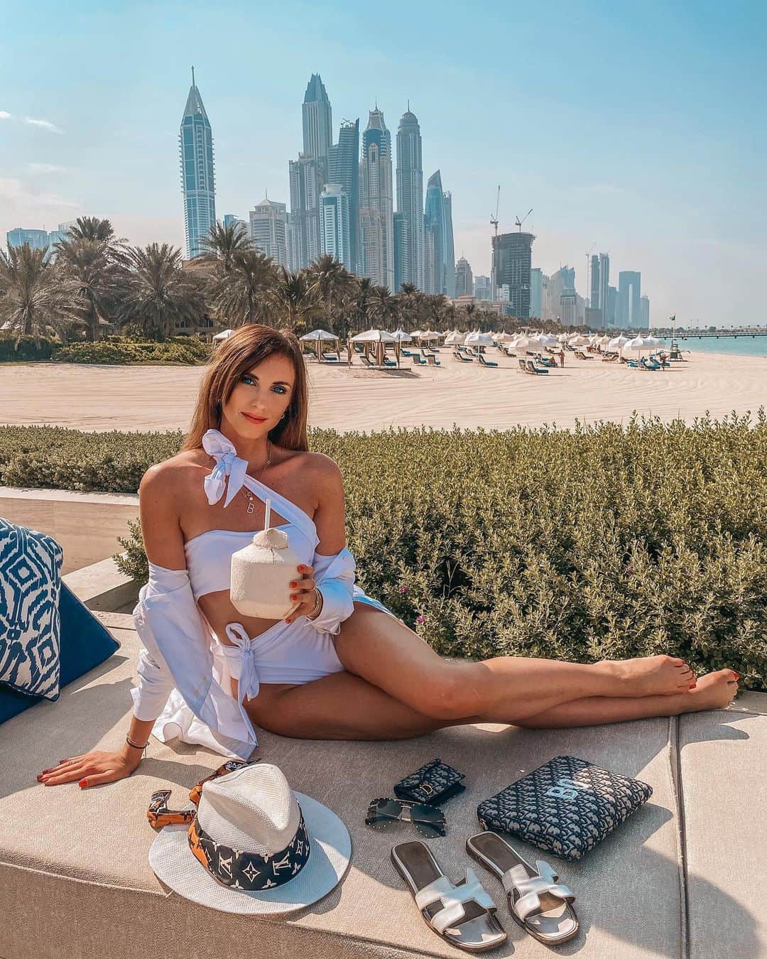 バーボラ・コディトヴァのインスタグラム：「Missing these days at @driftbeachdubai @ooroyalmirage #OORoyalMirage #b3f220」