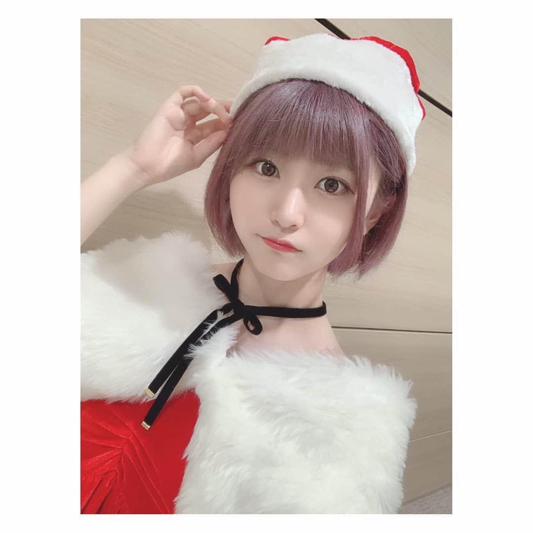 のインスタグラム：「🎄 . .  11月度生写真はサンタさん！🎅🏻❤️  現在予約販売中です!! 予約期間は30日(月) 17:59までですのでチェックはお早めに🥰  みんなGETしてね！  https://shopping.akb48-group.com/selection/detail/1/90444  . . #akb48 #生写真 #コスプレ #コスプレ撮影 #サンタコス #サンタクロース #クリスマス #ハイトーン #ハイトーン #ハイトーンボブ #ラベンダー  #ラベンダーピンク #チョーカー  #過去pic #santaclaus #xmas #christmas #haircolor #shorthair #cosplay #instagood #instalike #follow #followｍe」