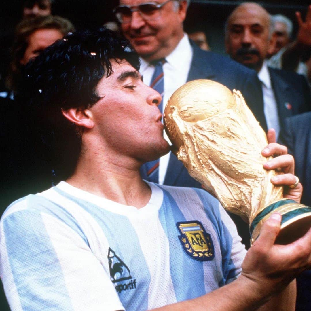 サッカーキングさんのインスタグラム写真 - (サッカーキングInstagram)「. Gracias Diego. ご冥福をお祈りします。  Photo by Getty Images  #マラドーナ #maradona #サッカーキング」11月26日 22時32分 - soccerkingjp