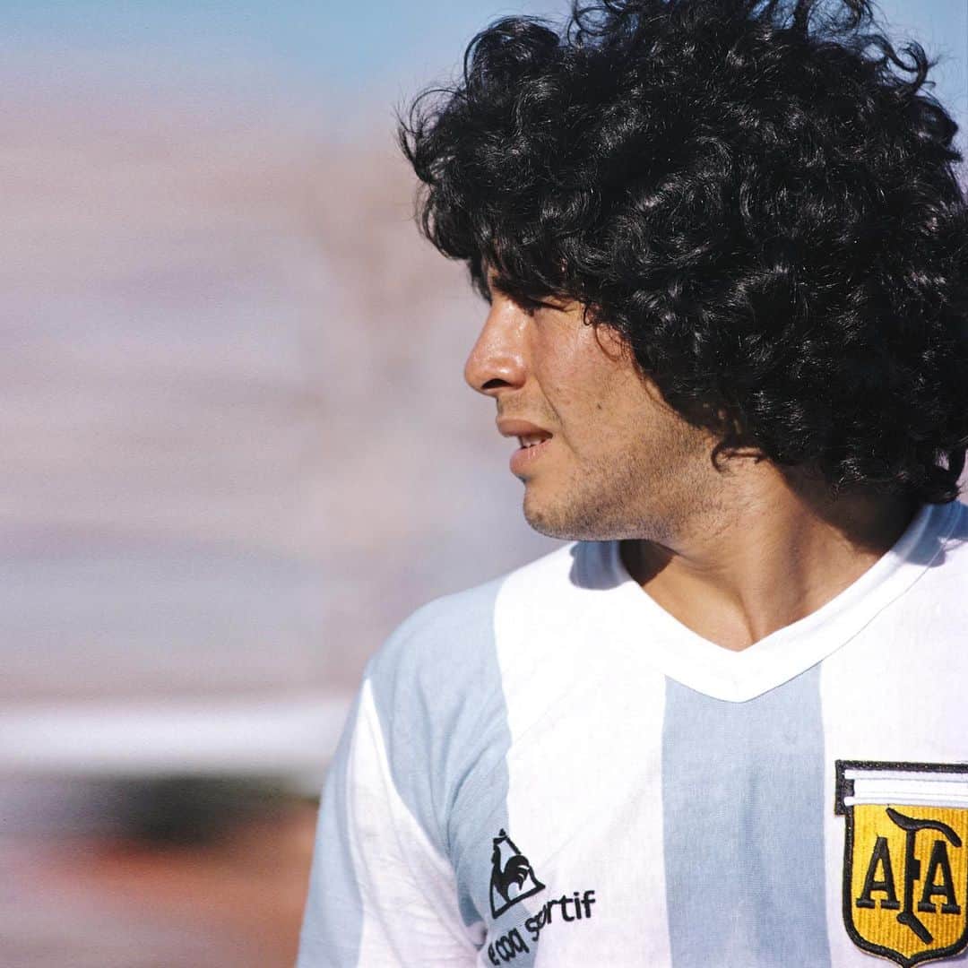 FIFAワールドカップさんのインスタグラム写真 - (FIFAワールドカップInstagram)「Remembering an icon.  Whenever Maradona and football collided, the results were extraordinary.」11月26日 22時33分 - fifaworldcup