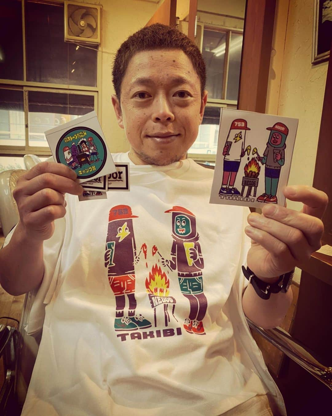 杉本知香さんのインスタグラム写真 - (杉本知香Instagram)「ネゴちゃんに新しいTシャツもらったー😍 めちゃくちゃ可愛い❣️うれぴー❣️  菊っちゃんの癖毛、湿気が無いこの時期はクルクルが弱くなる（笑） スッキリ✂️✨  #中目黒美容室 #ネゴシックス#nego6#バキバキモンスター #菊池健一  元#ギンナナ菊池 #ギンナナ」11月26日 22時33分 - sugimotoc