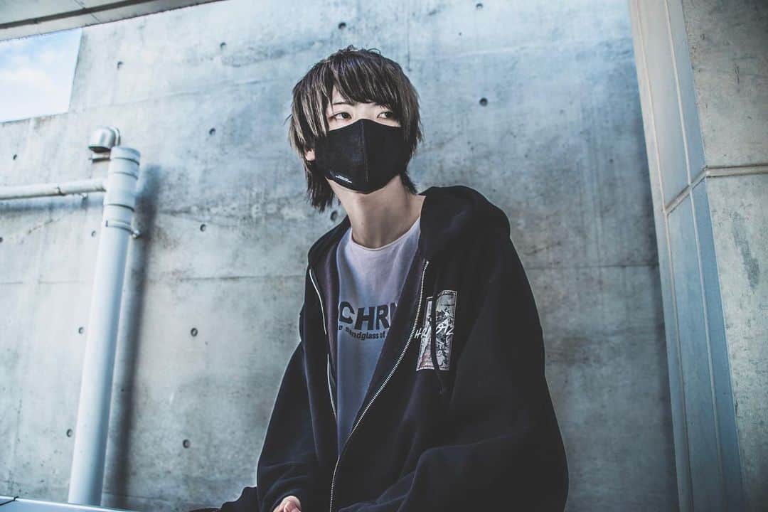 圭吾のインスタグラム：「CHRONOIZM新作発表しました！ みんなみてくれたかな！！ プリントデザインはもちろん、シルエットと生地とシルエットに死ぬほどこだわったので是非チェックしてね👌」