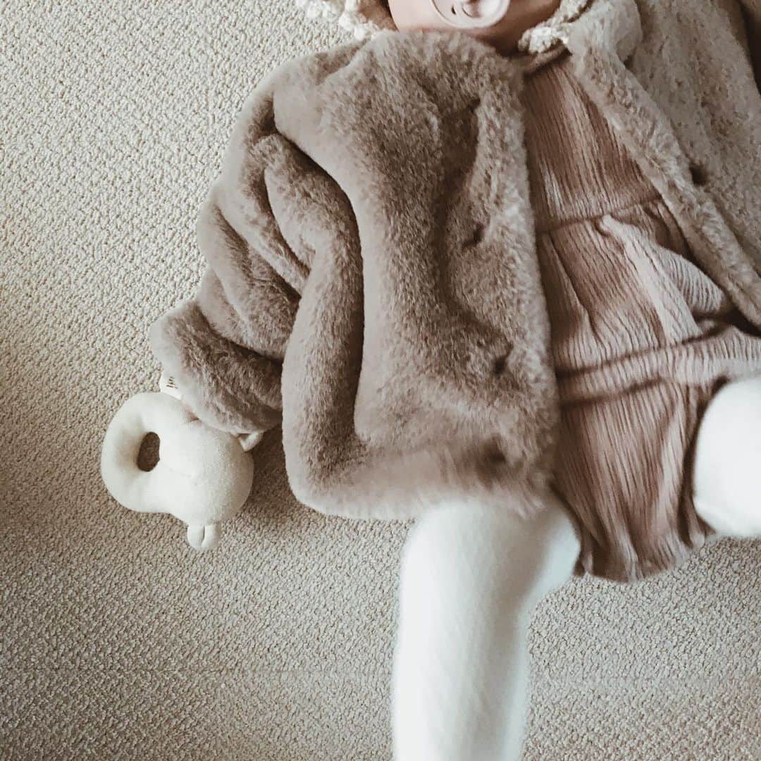 yuiのインスタグラム：「予約してたfur jacket♡  まだまだおっきいけど(来年も着せる予定だからいいんです🙊)もこもこふわふわたまらない♡かわいい♡ 今週末は寒いみたいなので出番あるかな？💭  thank you♡ @22j_boutique」
