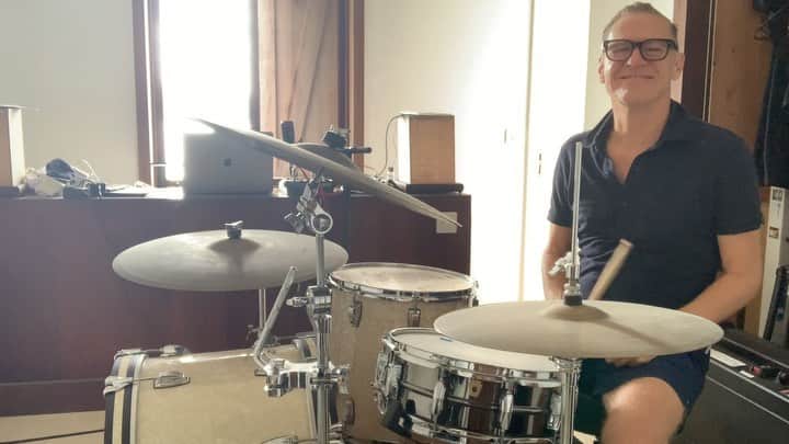 ブライアン・アダムスのインスタグラム：「Thursday morning rock out on my Ludwigs. #rockinout」