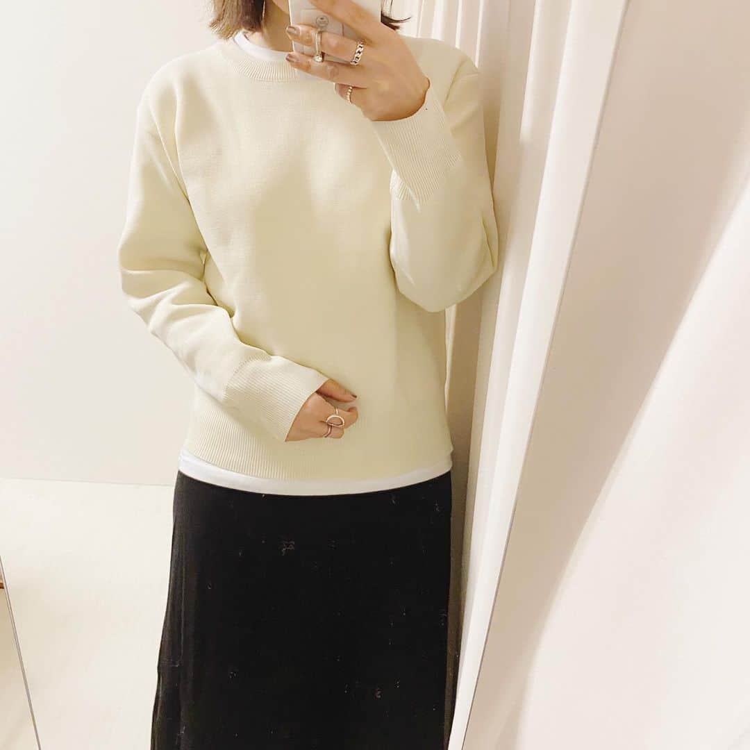 aiaiのインスタグラム：「✽✽✽✽  モノトーンコーデ  ✽✽  @coca_official_store   ✽✽  #ニット  #ニットコーデ  #セーター  コーデの詳細はブログに書いています  𖤐𖤐𖤐𖤐  #fashion#outfit#style#coordinate#instagood#ootd#pic#instapic#コーデ#コーディネート#スタイリング#プチプラコーデ#本日のコーデ#大人カジュアル#プチプラ  #カジュアル ##アラフォー #アラフォーコーデ #アラフォーファッション#モノトーンコーデ #モノトーン」