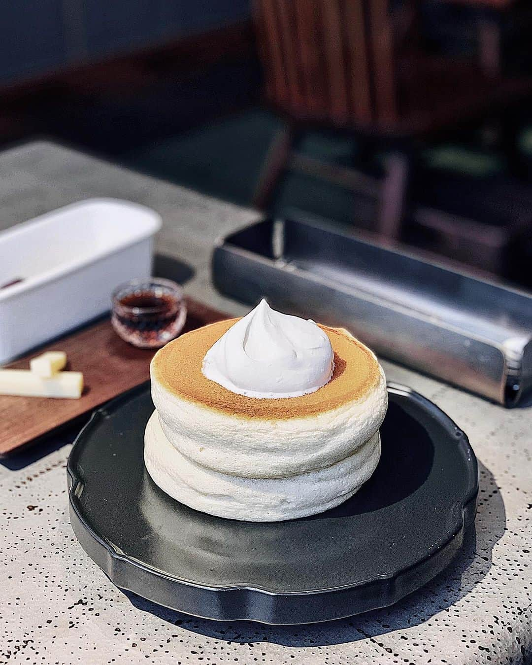 上野瞳さんのインスタグラム写真 - (上野瞳Instagram)「チートデイに食べる無添加パンケーキ🥞﻿ 人生で食べたパンケーキで一番ふわふわ🥞💭﻿ ﻿ ﻿ 撮影終わりにご褒美として食べました🤤💕﻿ 写真だと結構ボリューミーだけど﻿ ふわふわ過ぎて一人でペロリです( ◠‿◠ )﻿ むしろこの柔らかさ、0カロリー👌←﻿ というのは冗談でダイエットしながらも﻿ 自分好きなものや甘い物を食べる事も﻿ ダイエットと長く上手に付き合うコツです🤭﻿ ﻿ 奥のトッピングのお皿も可愛くて﻿ 2段重ねで登場するし来たときパンケーキが﻿ 揺れているのでテンション上がります💓﻿ ﻿ ﻿ 椿サロン銀座 @tsubakisalon_ginza ﻿ 📍 〒104-0061 東京都中央区銀座6丁目6-19 ✔️北海道ホットケーキプレミアム﻿ ﻿ ﻿ #ひぃエット #チートデイ #チート #チートデー﻿ #銀座パンケーキ #東京パンケーキ #東京カフェ﻿ #銀座カフェ #銀座グルメ #銀座ランチ﻿ #銀座スイーツ #パンケーキ専門店 #椿サロン﻿ #北海道パンケーキ #食べて痩せる #チートデイ翌日﻿ #痩せたいけど食べたい #チートデイ効果﻿ #チートディ #食べて痩せるダイエット #食べてやせる #食べて綺麗になる #食べて痩せたい #食べてる時が一番幸せ #食べても太らない体作り #食べてきれいになる #食べて美しく #食べて健康 #食べて綺麗に #食べて動く」11月26日 22時48分 - hitomi.8