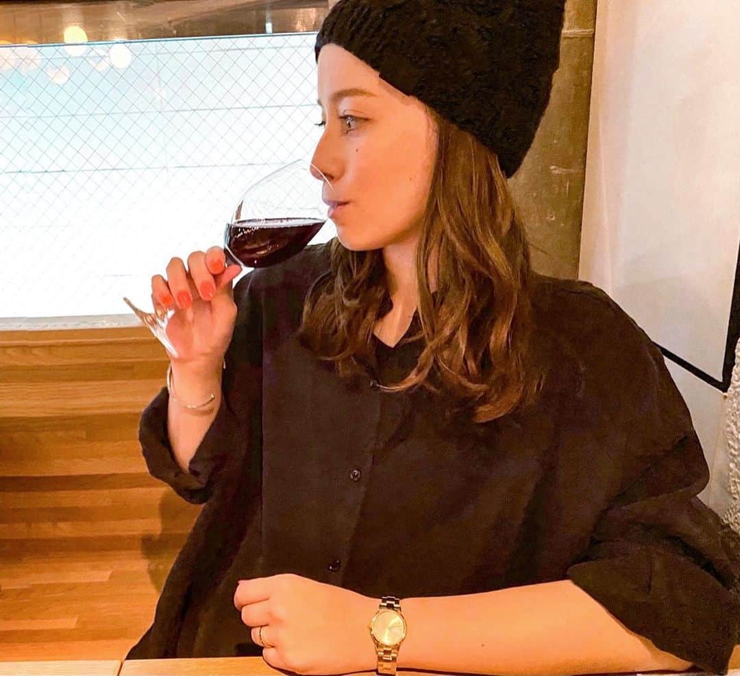 ドーキンズ英里奈のインスタグラム：「ワイン好き🍷 このまえ今年のボジョレー頂きました。 美味しかった〜💓  ⠀ 写真は、よく行っていたお店に久しぶりにいけて 楽しかった日です😚 ⠀ ここのね、 トマト缶に乗ってる生ハムが好きなのです◎ ⠀ ⠀ 時計可愛いとメッセージいただきましたが クーポンコードで15％OFFになるので よかったら👉🎟erina12 ⠀ 🌐https://www.danielwellington.com/jp/ ⠀ ⠀ ⠀ #ダニエルウェリントン @danielwellington #ティプント#danielwellington #ワイン酒場ディプント #生ハム#ボジョレーヌーボー #ボジョレー解禁」