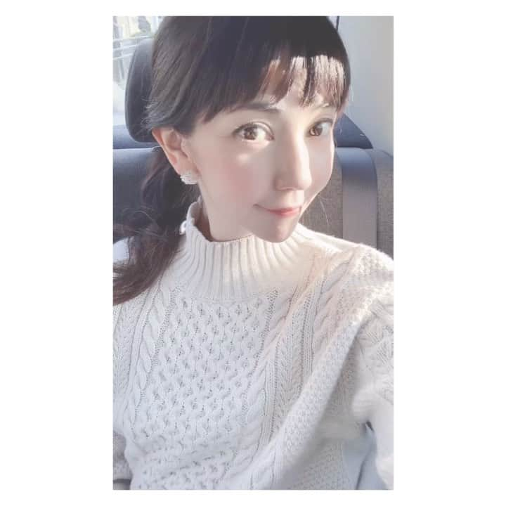 鴻上久美子のインスタグラム：「・ #自撮り　ごめんなさい🙏  今朝4時起きお仕事でした☺️  ヘアメイクさんがして下さるヘアメイクは自分でやるのとは全然違う😂嬉しくてテンション上がって自撮り🤣 ・ #ヘアメイク #ヘア #メイク #4時起き、ねむねむ、、おやすみなさい⭐️」