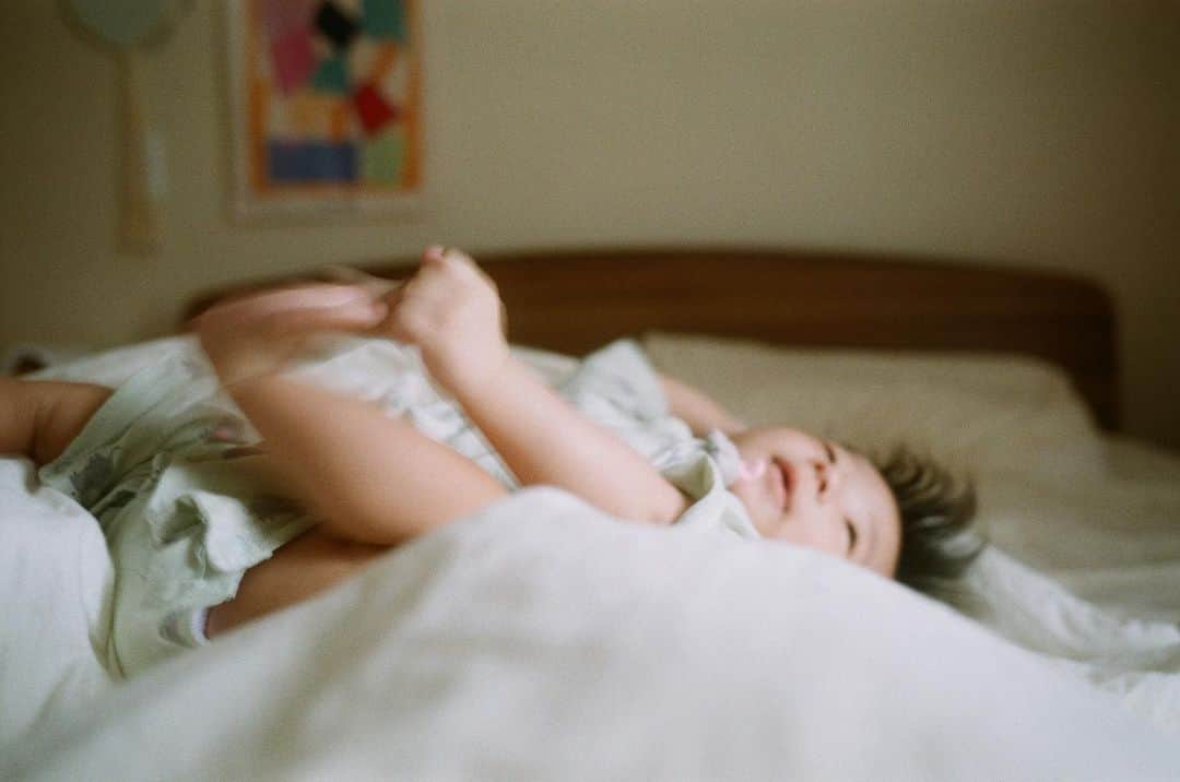ヒョンア さんのインスタグラム写真 - (ヒョンア Instagram)「🐬 . 5month old baby 우당탕탕의 서막,   .  #filmphotography」11月26日 22時49分 - moongom119