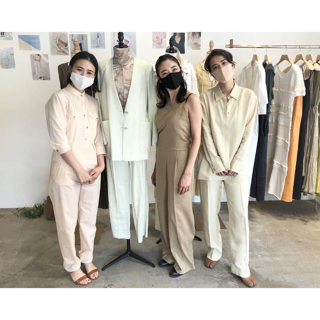 太田彩乃のインスタグラム：「大好きなエシカルファッション🌿 @casa_fline の展示会にお邪魔してきました🧡 いつも素敵なデザインが多くて迷う… 沢山試着させていただいたのですが、皆さんのアドバイスもあり写真で着てるのと悩んで、、、 違うのオーダーしました😆笑 届くの楽しみすぎる🧡🧡  いつもお世話になってる @sato_uyu さん🥰 今日もありがとうございました！  海に優しい洗剤も発売されるみたいで、 そちらも楽しみです🌏🌱 表参道の店舗では空ボトルで量り売りもしてくれるみたい！お洗濯の時に洋服からでる繊維の環境汚染も問題だから、出来る事から少しずつでも心がけられたらいいよね。 . . #casafline #カーサフライン #エシカルファッション #サステイナブル #サステナブルファッション  #サステナブルライフ #sustainable #エシカル」