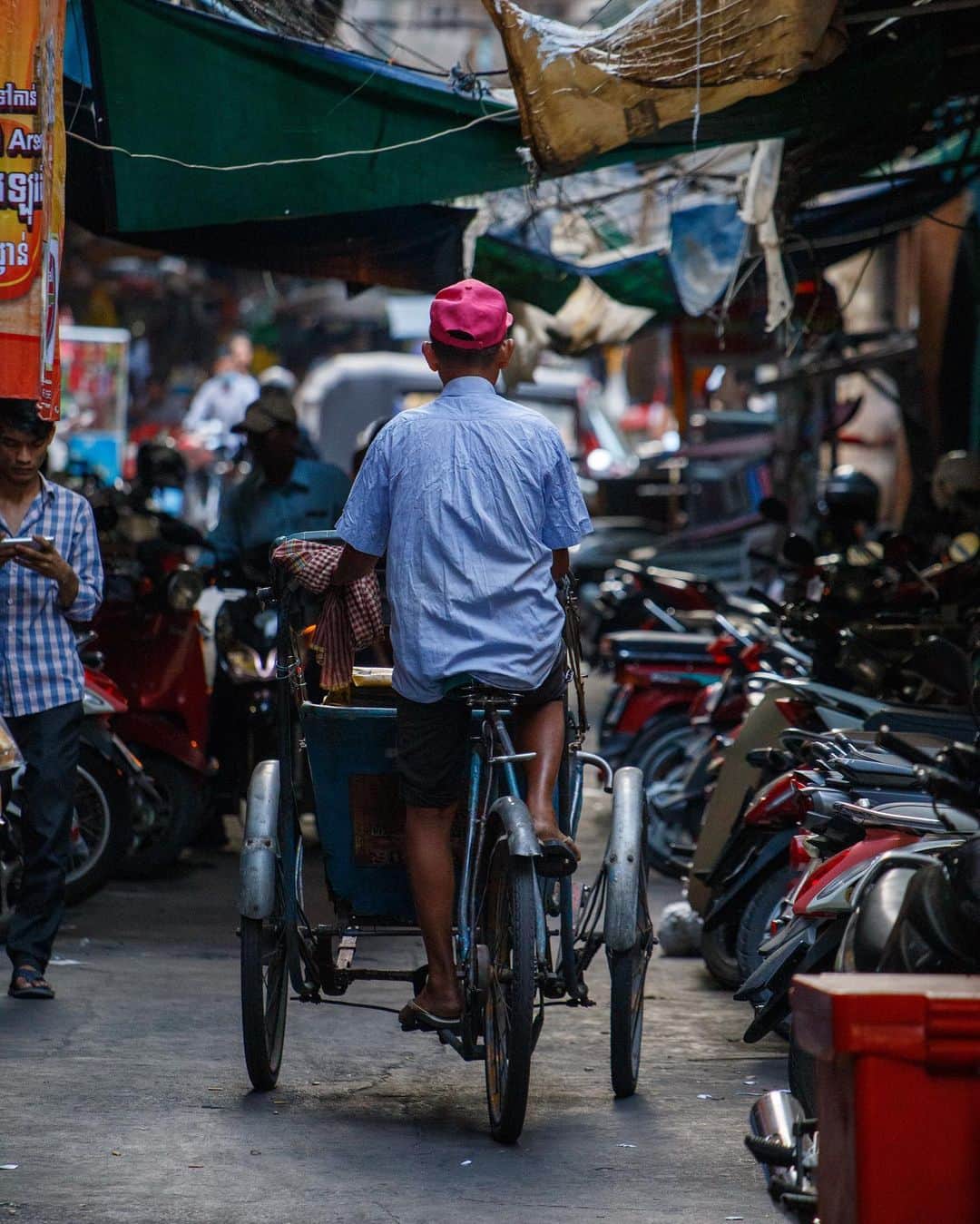 Shunsuke Miyatakeのインスタグラム：「A cyclo among motos, Phnom Penh, Cambodia」