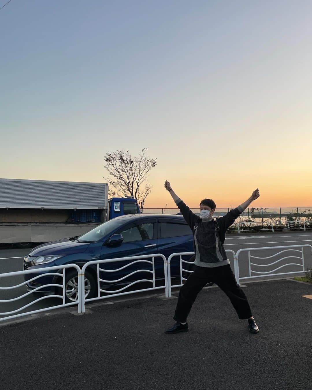 ウエンツ瑛士さんのインスタグラム写真 - (ウエンツ瑛士Instagram)「仕事終わり何か綺麗だったので 写真撮りましたが。。。 車とか色々写っちゃったね。 車買った人みたいになっちゃった。  持ち主さん、ごめんなさい。  おやすみなさい😴」11月26日 22時52分 - eiji_wentz_official