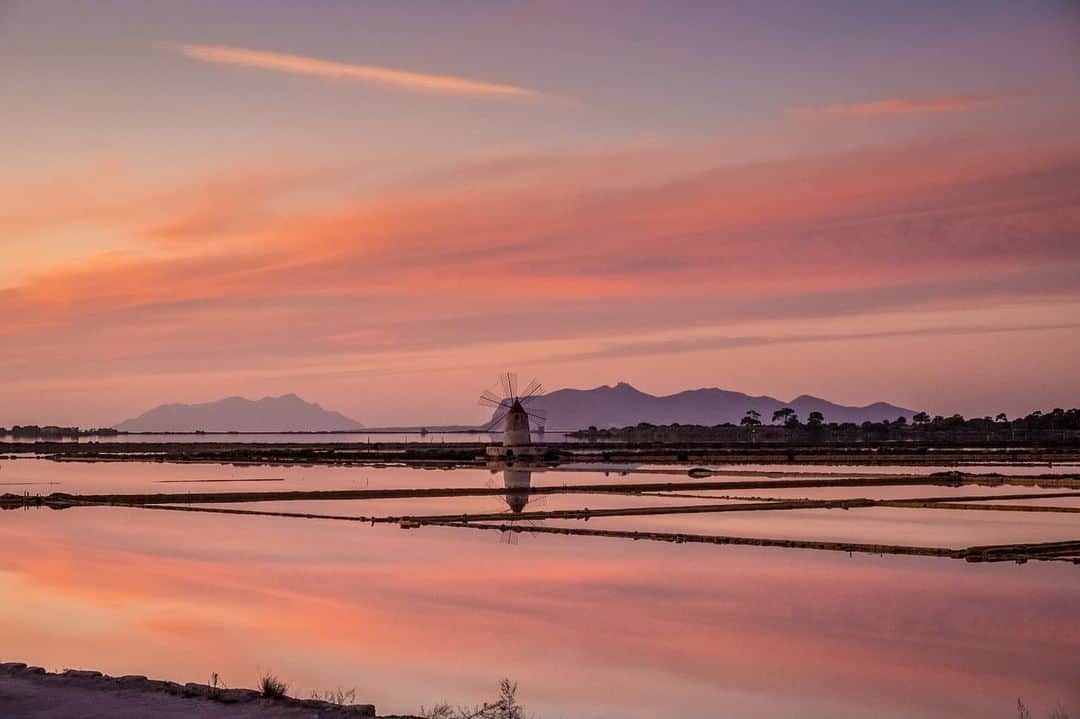 National Geographic Travelさんのインスタグラム写真 - (National Geographic TravelInstagram)「Photos by @francescolastrucci / The Stagnone Nature Reserve, which takes its name from the lagoon on the northern shore of the town of Marsala on the westernmost tip of Sicily, is a magical place. It is one of the best places in Italy to watch sunsets. The stunning natural landscape, with its ever changing colors, scents, and salt pans, is a natural habitat for many species of fish and birds attracted by its calm, shallow, and warm waters. The area has been strategically important since ancient times, particularly in the Phoenician and Roman eras and finally at the time of the Spanish domination in the 15th century, when salt pans were built along its coast.  Follow me @francescolastrucci for more places, daily life, and stories around the world. #sicily #italy #landscapephotography」11月26日 22時53分 - natgeotravel