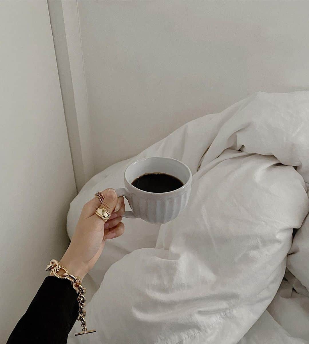 影山可蓮のインスタグラム：「・ ・ morning ☕️ ・ ・ こんなまったりな朝を思い返して 今月ラストスパート、仕事との追いかけっこがんばろ〜(遠い目) #この後お砂糖と牛乳をガッツリ入れる為少なめに入れております。← ・ ・ ・ #minimal #minimalstyle #interior #interiordesign #minimalfashion #classicstyle」