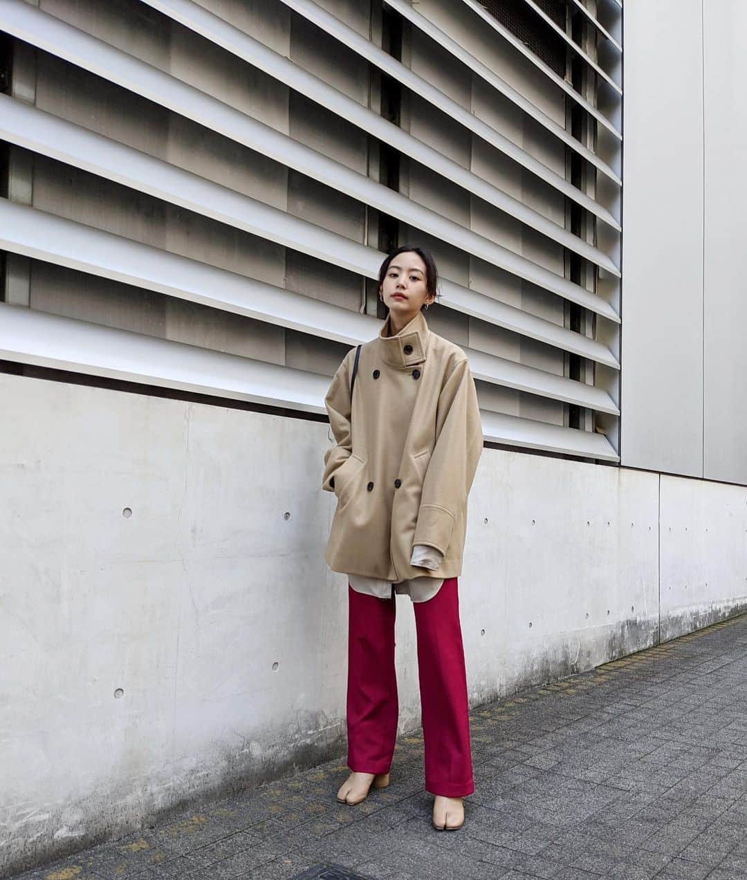 Shiho Sasakiのインスタグラム：「ミドル丈のコートって気張らずに着れるから好き✌️ オーバーサイズだとニットもインナーに着れていいね🧶 毛感もあまりないので 色んなテイストに合わせられると思います⭕️ ストーリーにリンク貼っておきます☑︎ #MOUSSY#MOUSSYSNAP」