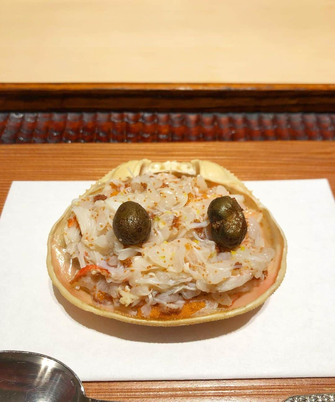 近本あゆみのインスタグラム：「一番好きな和食屋さん♪ 神楽坂の「紀茂登」さん🥰 大将は近所のお兄さんみたいな気さくで面白い方なんですが、お料理の味が本当に素晴らしいです👏👏👏 この日は蟹尽くしのコースでした🦀 蟹はもちろん、素材を生かしたお野菜やお肉もすごーく美味しかったです❣️ 1つめのデザートのヨーグルトアイスが私は大好き😍❤️ 早くまた行きたすぎます❗️❗️ 遅刻と携帯をテーブルに置くのは厳禁なのでお気をつけ下さい〜🈲🙅‍♀️ * *  * * #washoku #和食 #グルメ好きな人と繋がりたい #神楽坂 #神楽坂グルメ #kagurazaka #japanesefood #きもと #kimoto #ミシュラン #天才 #kimoto #紀茂登さん」