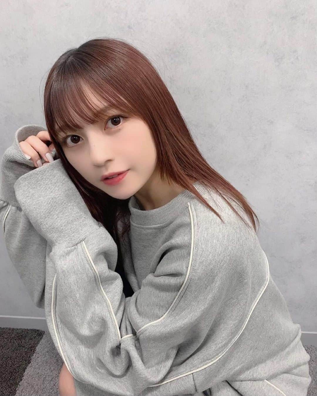 廣川奈々聖のインスタグラム：「最近ヘアケア頑張ってて、ちょっとサラサラになってきたような気が…！ ߹𖥦߹🤍﻿ ﻿ ﻿ 作業だけだったからラフな服〜﻿ ﻿ ﻿ ﻿ ﻿ #スウェットワンピ #milkfed #ootd」
