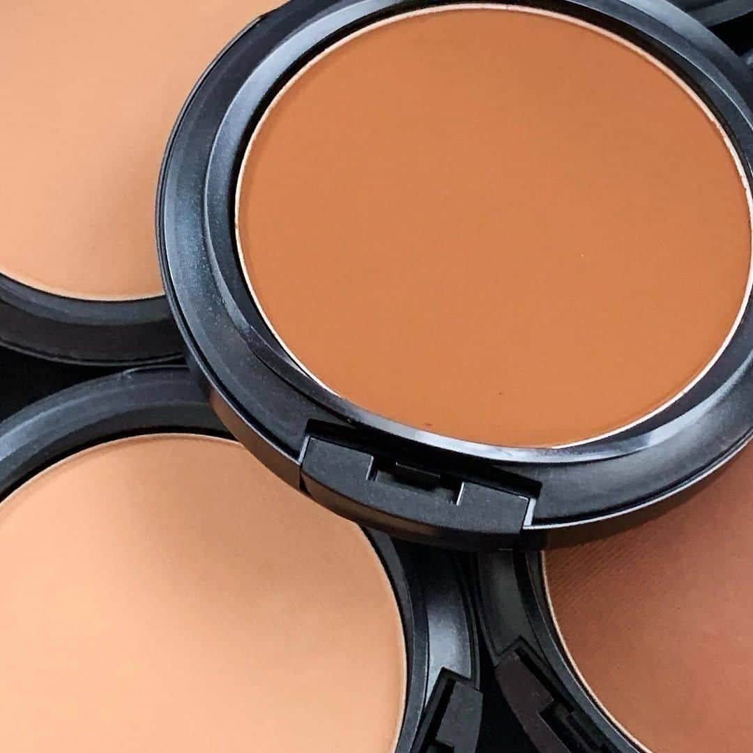 M·A·C Cosmetics BRさんのインスタグラム写真 - (M·A·C Cosmetics BRInstagram)「Não perca a oportunidade de adquirir esse produto queridinho com 15% OFF* na nossa Beauty Friday. A base em pó Studio Fix está disponível em 42 tons, não estoura no flash, garante pele uniforme, além de reduzir a aparência dos poros.  Exclusivamente essa semana, na compra de 2 produtos para rosto, ganhe um produto M•A•C.  Compre com desconto em nossas lojas ou no site maccosmetics.com.br com frete grátis para todo Brasil.  *Exceto coleção Frosted Fireworks, batons da linha Viva Glam e linha Mini M•A•C  #MACBeautyFriday #StudioFix #pele #base #make」11月26日 23時00分 - maccosmeticsbrasil