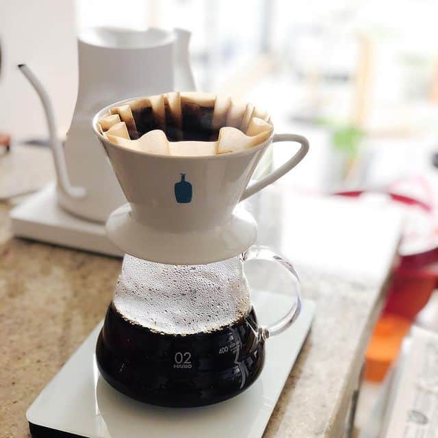 Blue Bottle Coffeeのインスタグラム：「Here’s to quiet coffee moments. 💙 📸 @ahpou」