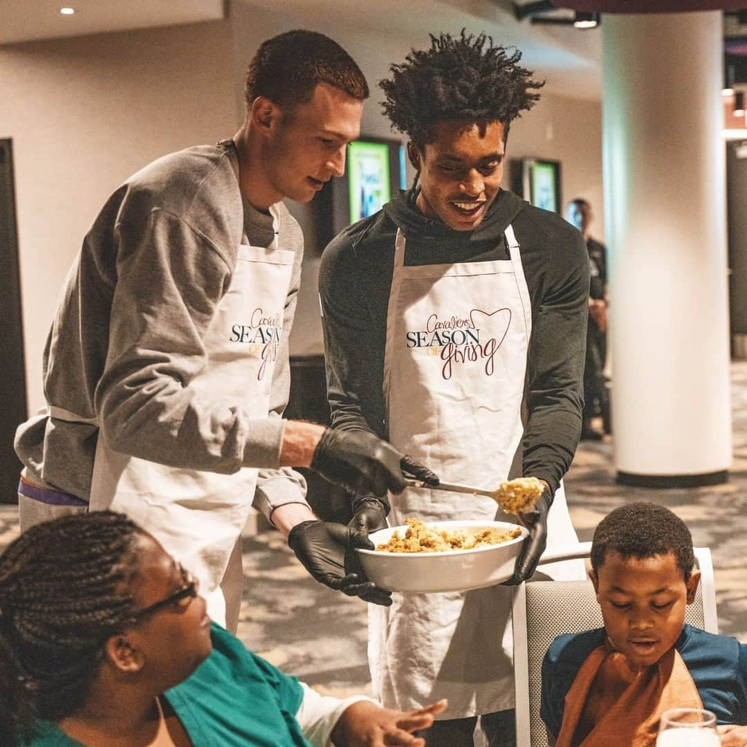 キャブスさんのインスタグラム写真 - (キャブスInstagram)「HAPPY THANKSGIVING, CAVS FANS! #TBT to last year’s Season of Giving Turkey Dinner 🦃🍽️ We look forward to when we can celebrate together again ❤️」11月26日 23時01分 - cavs