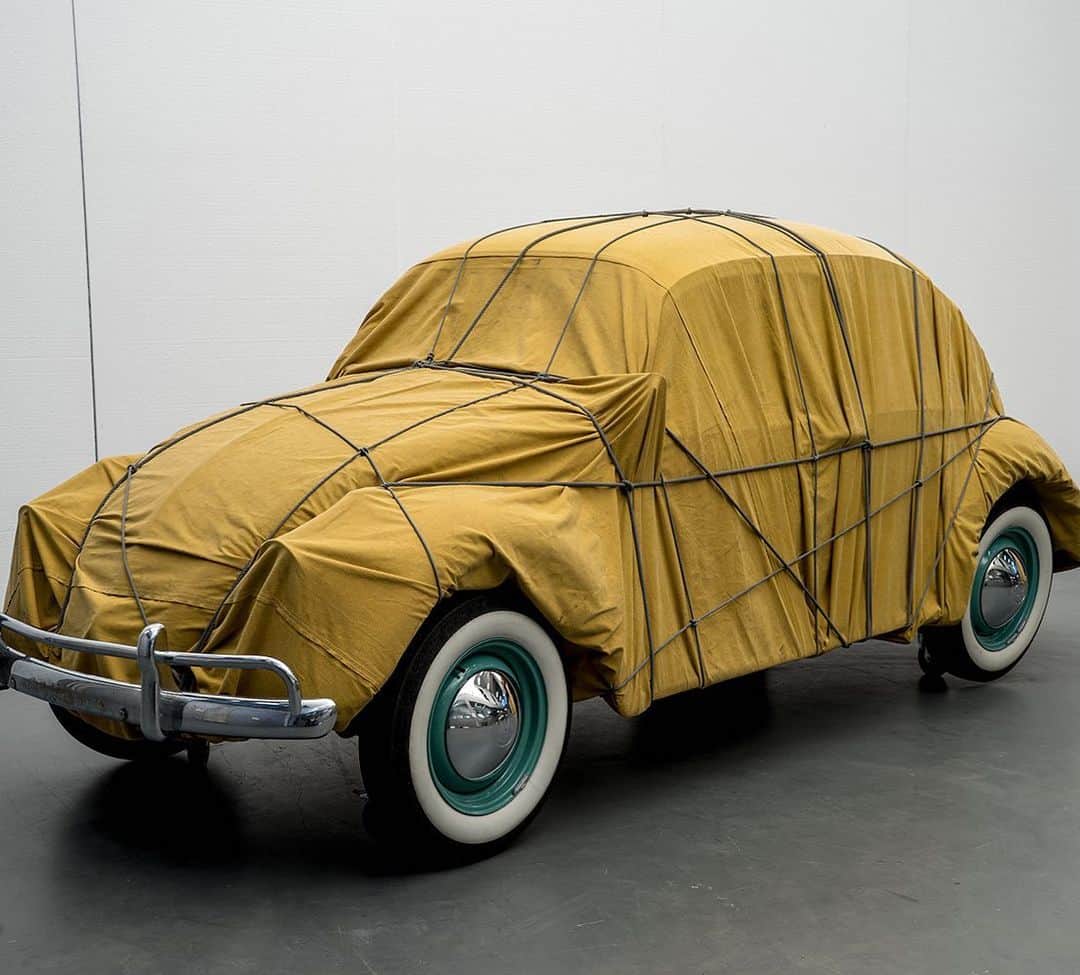 プロエンザスクーラーのインスタグラム：「Keeping safe and on the move  Christo ‘Wrapped Beetle’ 1961」
