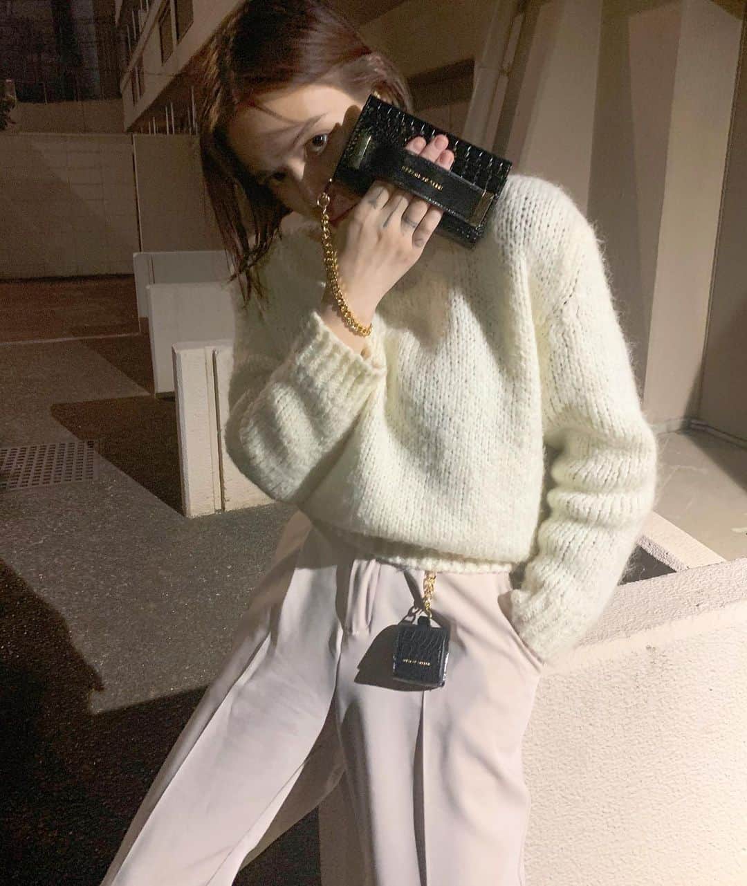 maya kibbel キベルまやのインスタグラム：「いつもおしゃれなアイテムを探している私ですが、この @idealofsweden のiPhoneケースとAirPodケースは最高におしゃれです！@idealofsweden は。 ・動物愛護・フェアトレード・寄付・梱包資材100%リサイクル・有害プラスチックの不使用ですのでですので、とてもサステナブルなブランドです。お揃いであるのが素敵な上、AirPodケースはiPhoneケースに繋げられます。そして、iPhoneケースは磁石付きでケースの中から簡単に取り外しすることができます！自分らしくカスタマイズ、自由に組み合わせ、組み合わせられることが重要それで自分の気分で楽しむ！是非試してみてください！💘  ブラックフライデー セールを実施！サイト上では50％OFFのセールが実施されますが、こちらのクーポンコードを利用いただくと更に5% OFFでお買い物ができます。以下はクーポンコードです💗 クーポンコード: mayakibbel5  In paid collaboration with #idealofsweden  #idealofswedencase #iphonecase #airpodcase」
