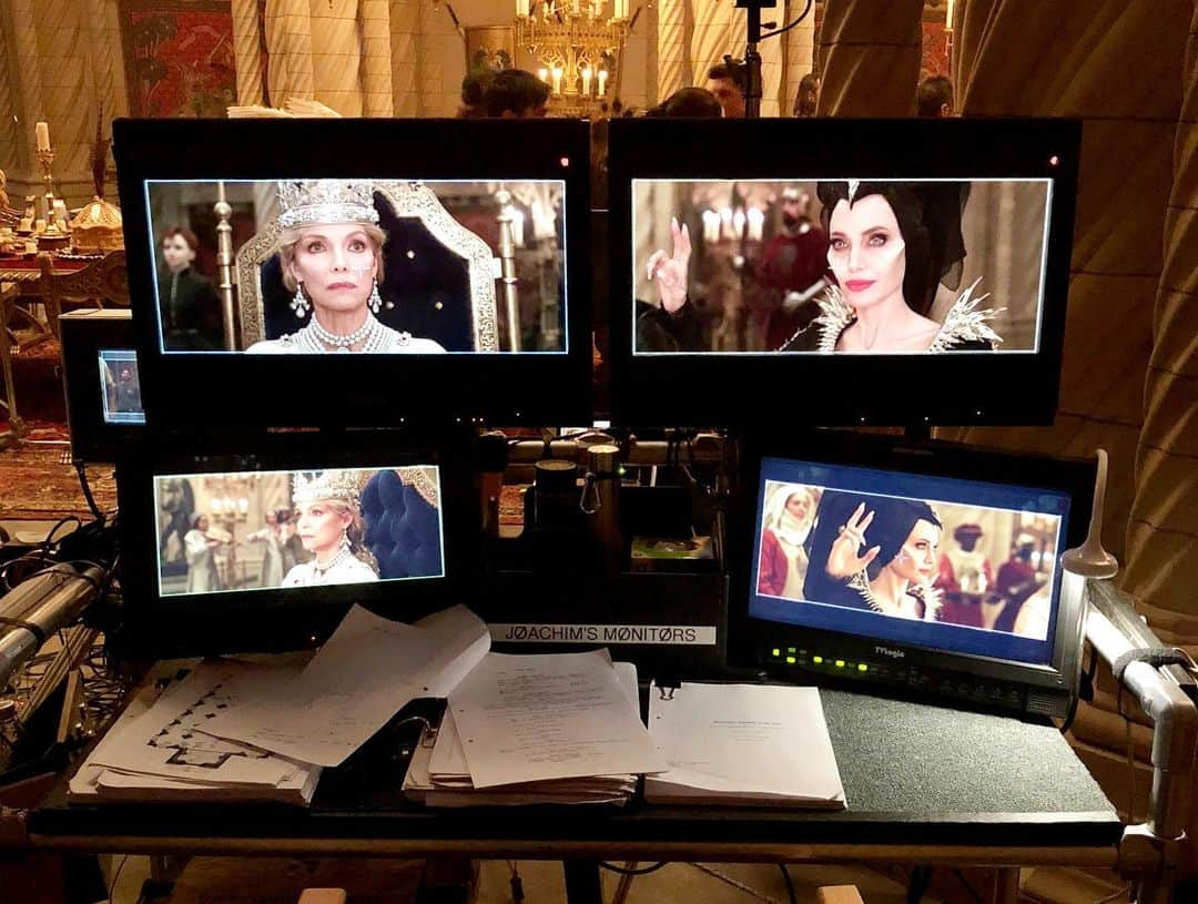 ヨアヒム・ローニングさんのインスタグラム写真 - (ヨアヒム・ローニングInstagram)「Happy Thanksgiving everyone! Here are some stills from the Maleficent family dinner last year. Clocking in at around ten pages it was one of the longest scenes I had ever done, with some hefty dialogue for the actors to memorize. I decided to shoot everything with four cameras, most of the time getting all the coverage in the same take (thanks to DP Henry Braham, production designer Patrick Tatopoulos and 1stAD Chris Castaldi!). It took a hectic week to shoot but turned out to be my favorite scene (which is a relief since it mounts up to about 10% of the movie:) 🖤 I hope you take care of one another out there and stay safe 🖤 #thankful #tbt @disneymaleficent」11月26日 23時11分 - joachimronning