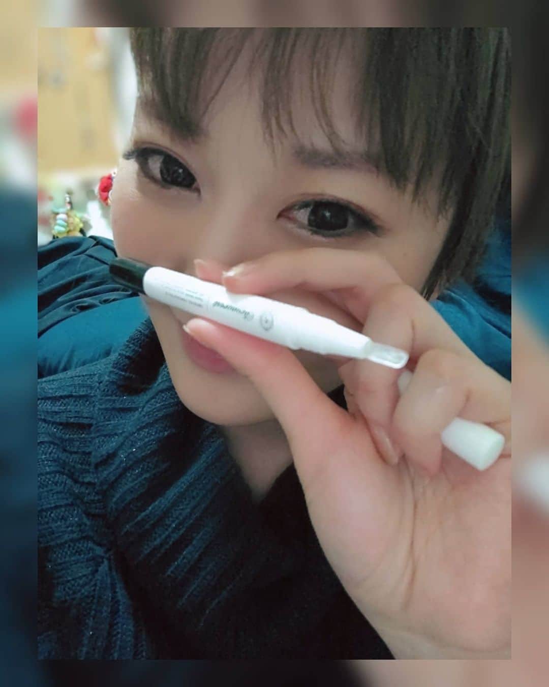 松浦麻里奈のインスタグラム：「『クロノレスト クリスタルコンセントレート』 という マイクロニードルの「塗る」タイプ🥰💓  深い年齢サインにダイレクトにアプローチする、 次世代成分クリスタル型ヒアルロン酸配合😘✨  ノック式のペンタイプで先がしなるので塗りやすい！ マイクロニードル美容液で全然痛みもなし😁🌸  シワが気になるところに、 マッサージしながら馴染ませて あとは通常の化粧水などのスキンケアを🌼✨  少しザラっとしますが嫌な感じなし！！  植物オイルやセラミドも配合されてるから 潤いが続くのもよし(´ε｀ )   #大人肌研究所#クロノレスト#pr #マイクロニードル#ニードル#美容#美容好き #コスメ#Cosme #コスメ好きさんと繋がりたい #コスメ好き #beauty #クリスタルコンセントレート #美容液#スキンケア #FACEcare　#フェイシャル#フェイスケア#乾燥肌対策 #美白#美肌ケア #美肌#新商品 #化粧品#化粧##make#メイク」