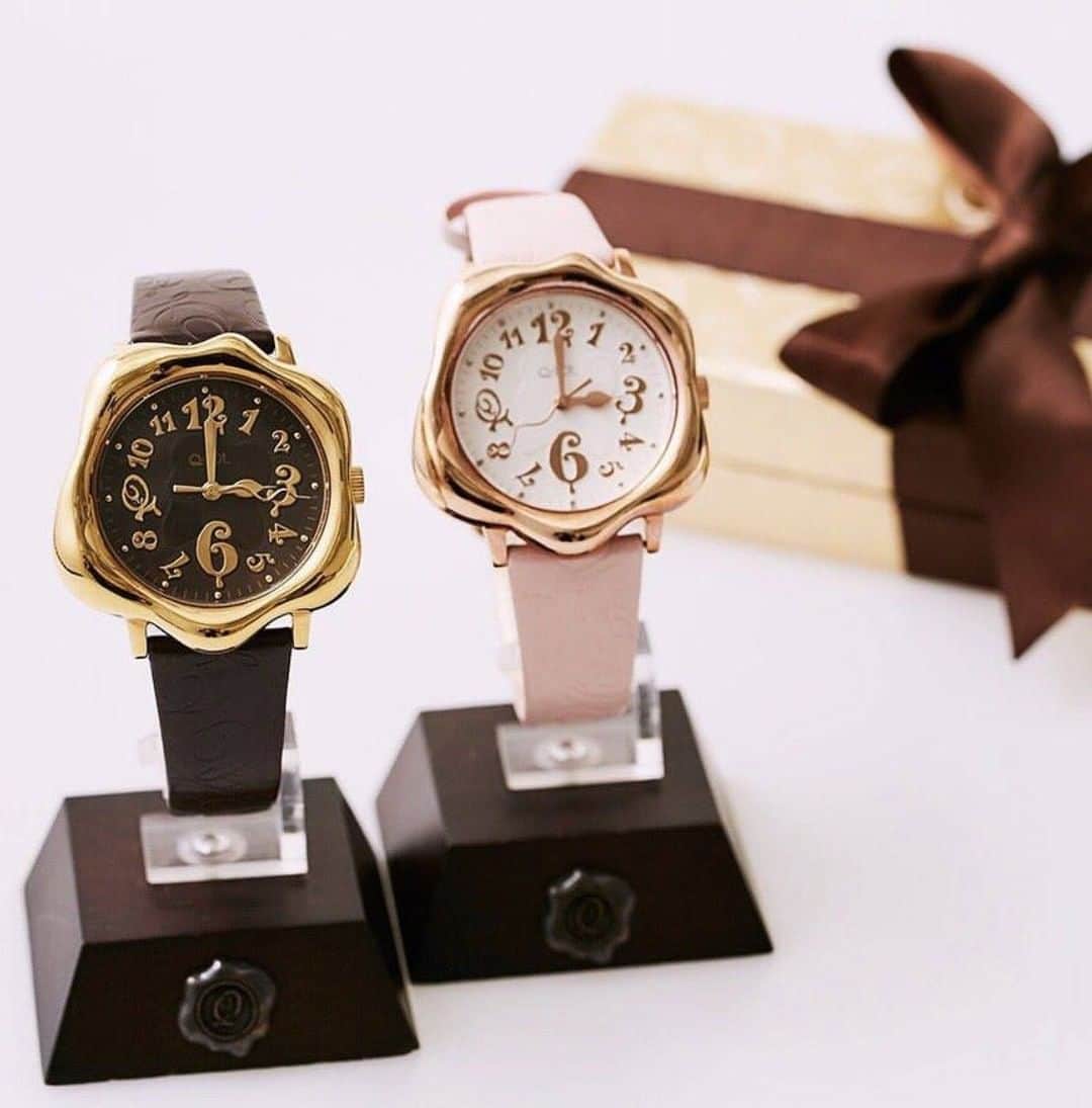 キューポットさんのインスタグラム写真 - (キューポットInstagram)「＊  We know that most people check the time on their phone, but having a watch is so much better. 🕒✨  Would you like to have a sweet time with Q-pot.? The items come with lovely box, so it will be wonderful gift! 🎁💕  #qpot #qpotaccessory #qpotaccessories #madeinjapan #fall #autumn #autumnsweets #autumndesserts #watch #gift #giftsuggestion」11月26日 23時05分 - press_qpot_international